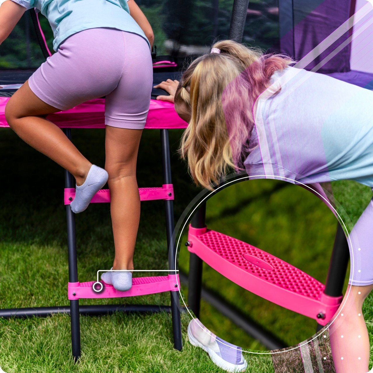 Dziewczynki wspinają się po kolorowej drabinie trampoliny w ogrodzie.