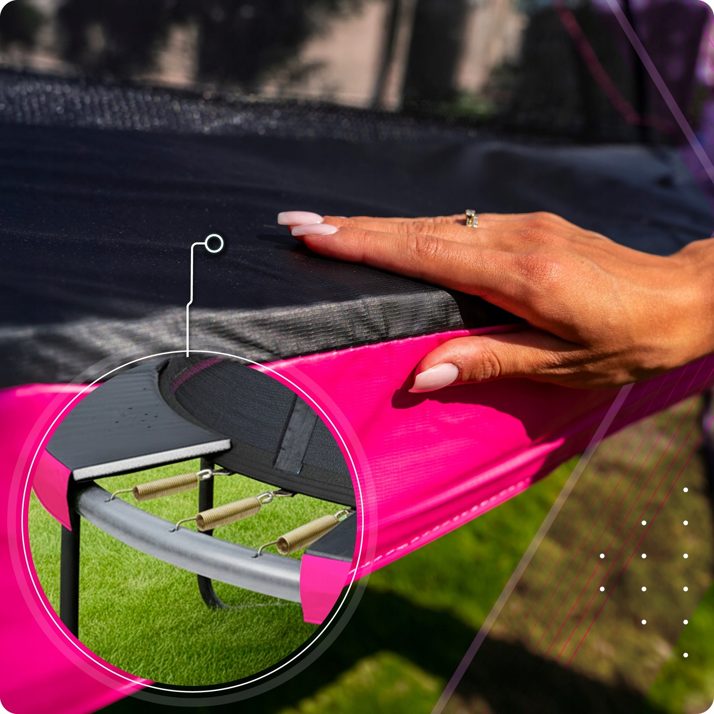 Zbliżenie dłoni na trampolinie, skupiające się na sprężynach i różowej krawędzi.