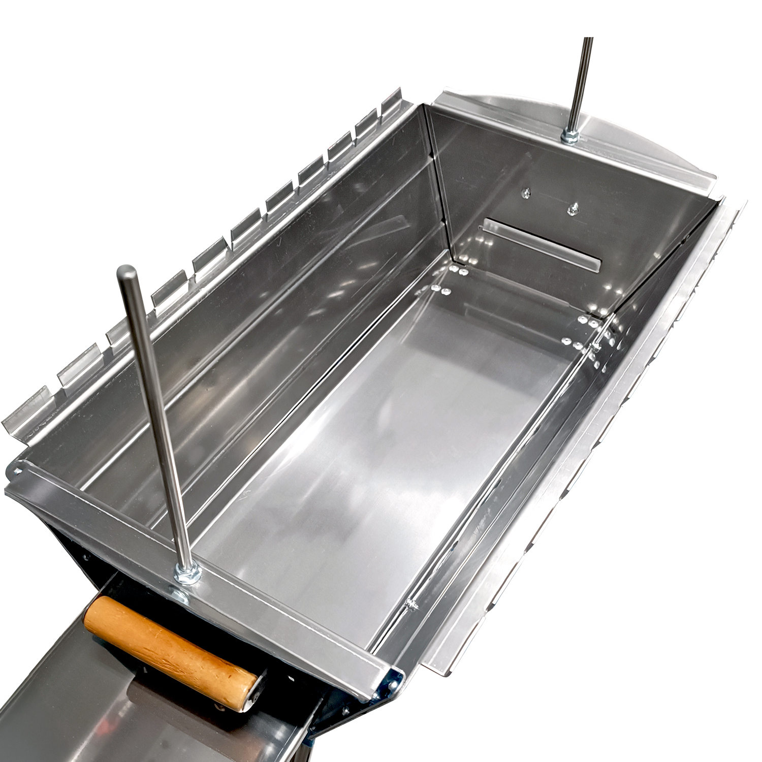 Ein leerer, glänzender Metallgrill mit einem Holzgriff. Auf weißem Hintergrund.