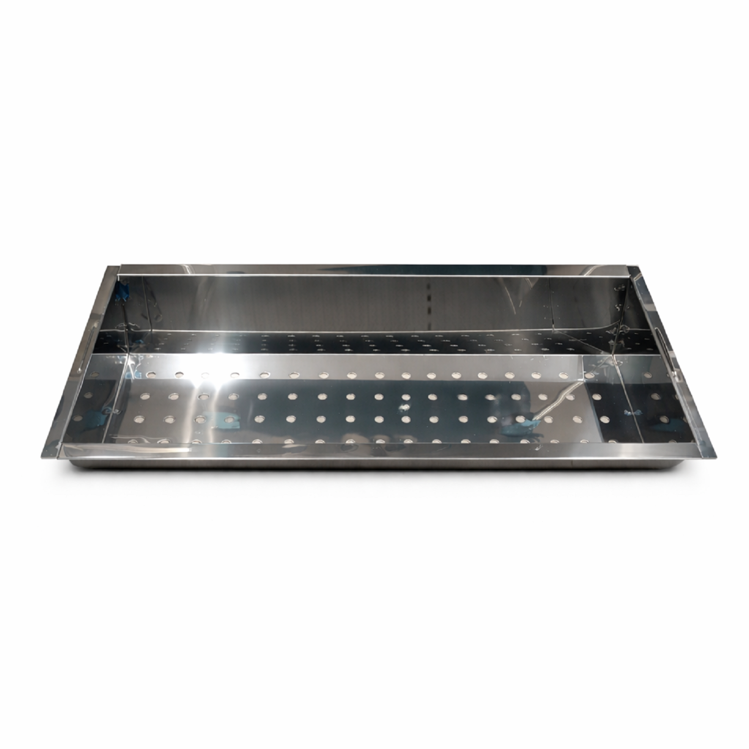 Ein rechteckiges, perforiertes Metalltablett mit polierter Oberfläche.