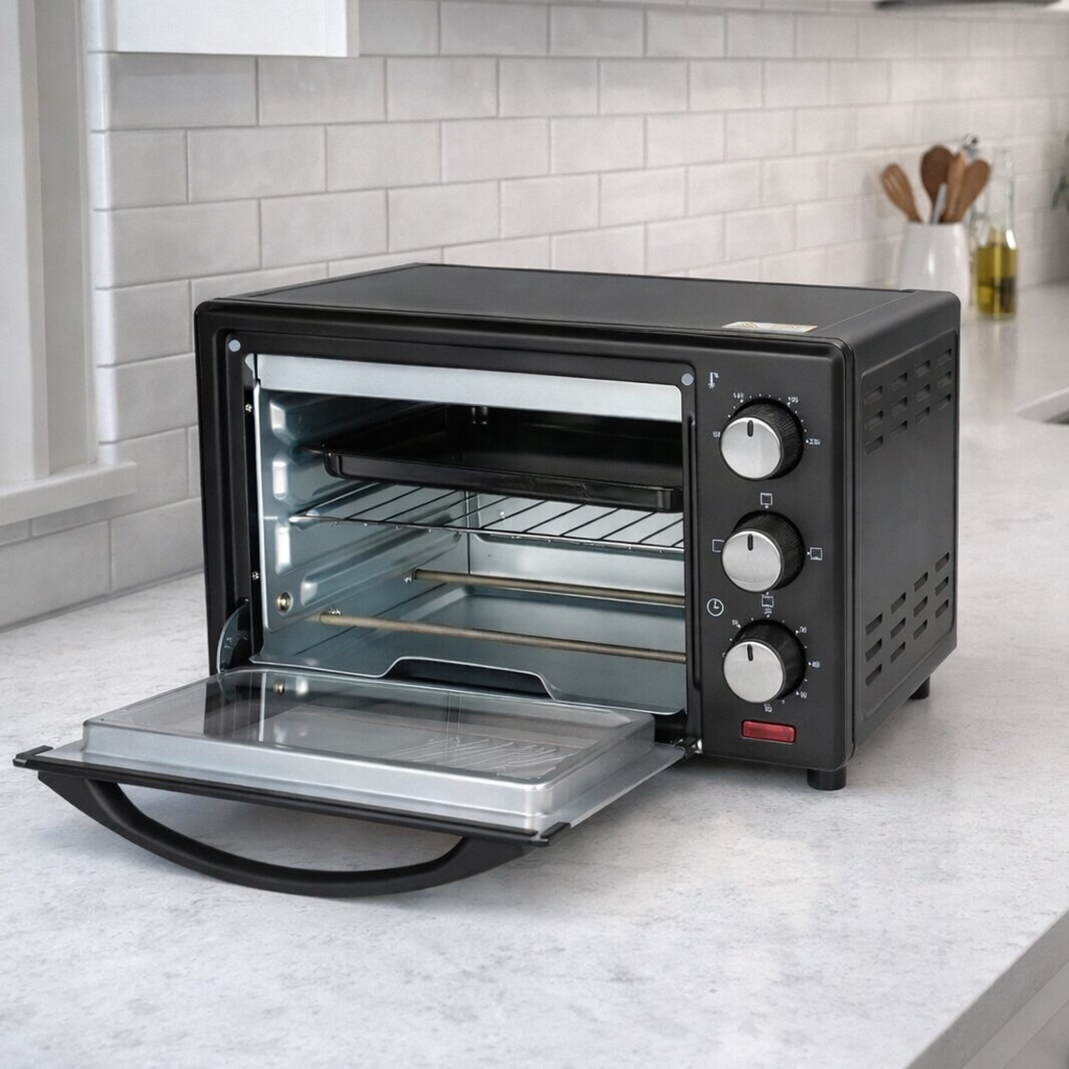 Mały czarny piekarnik tostowy z otwartymi drzwiami, na blacie.