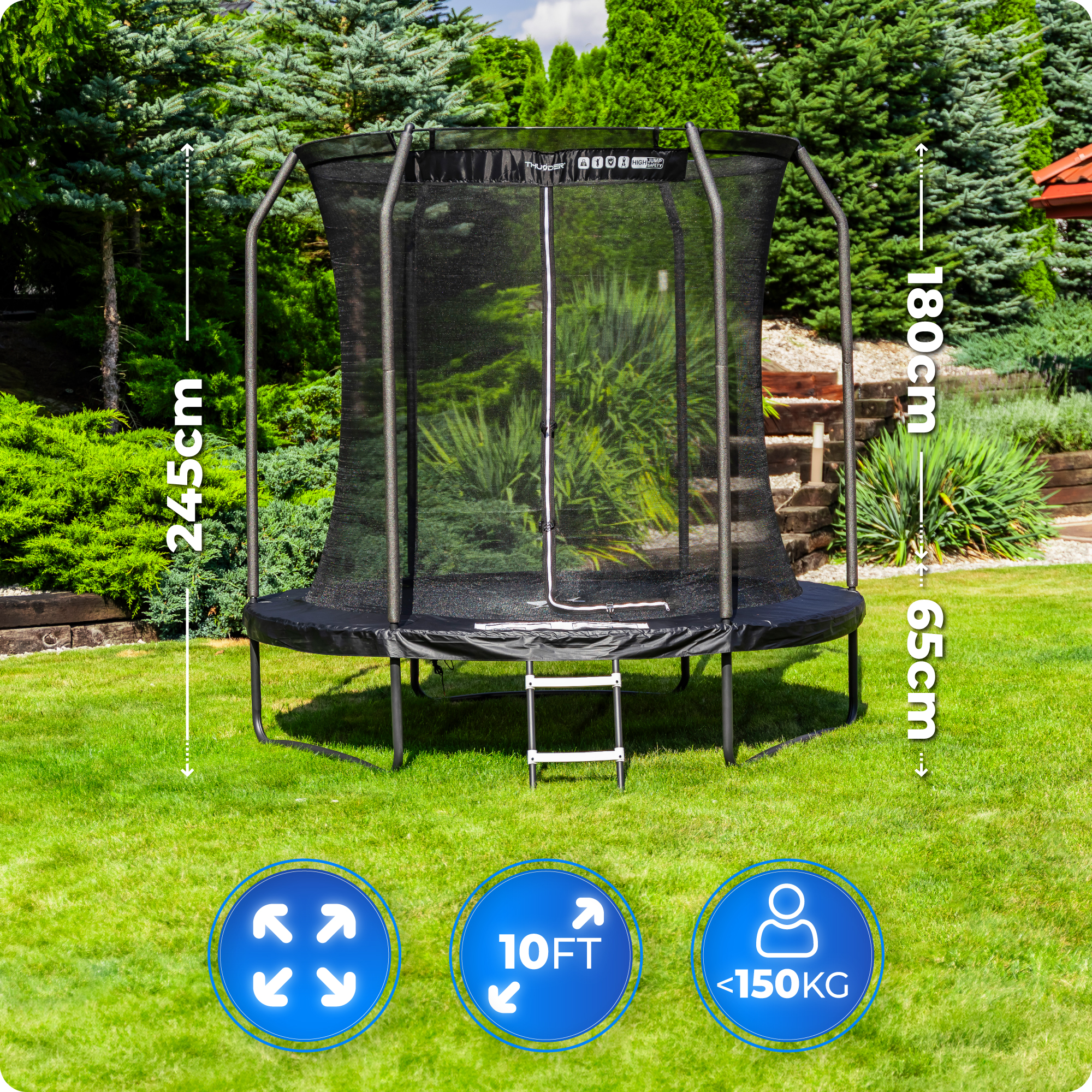 Trampolina z siatką zabezpieczającą w ogrodzie. Wymiary: 245cm wysokość, 180cm powierzchnia skoku, 65cm.