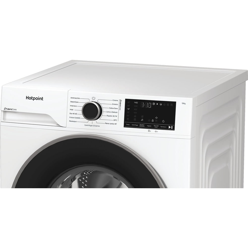 Lavatrice Hotpoint bianca con display digitale e selettore programmi.