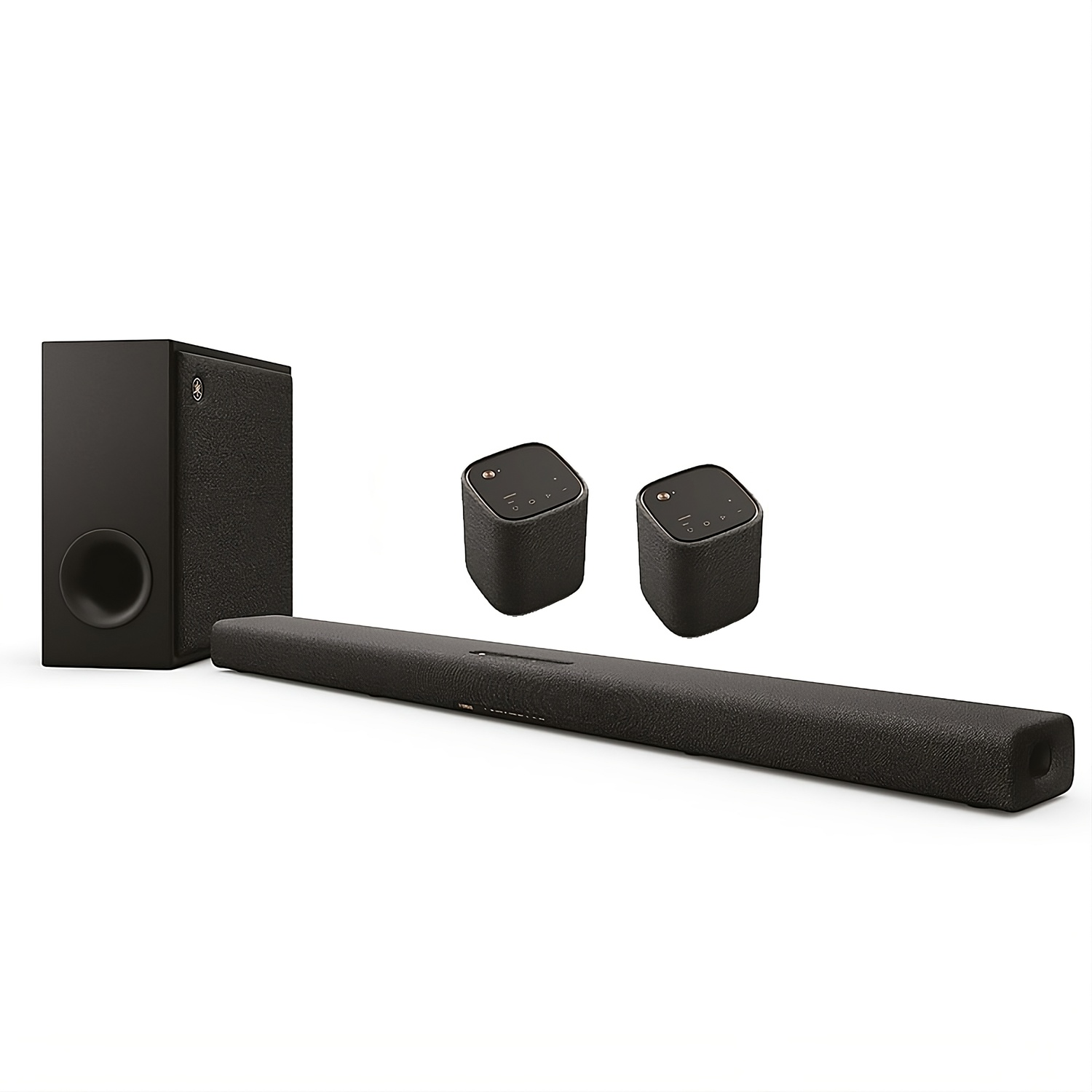Schwarzer Subwoofer, Soundbar und zwei Würfel-Lautsprecher auf weißem Hintergrund.