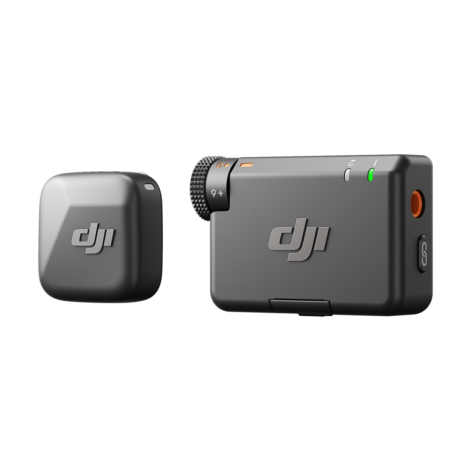 Beyaz arka plan üzerinde gümüş logolu iki siyah DJI mikrofon.