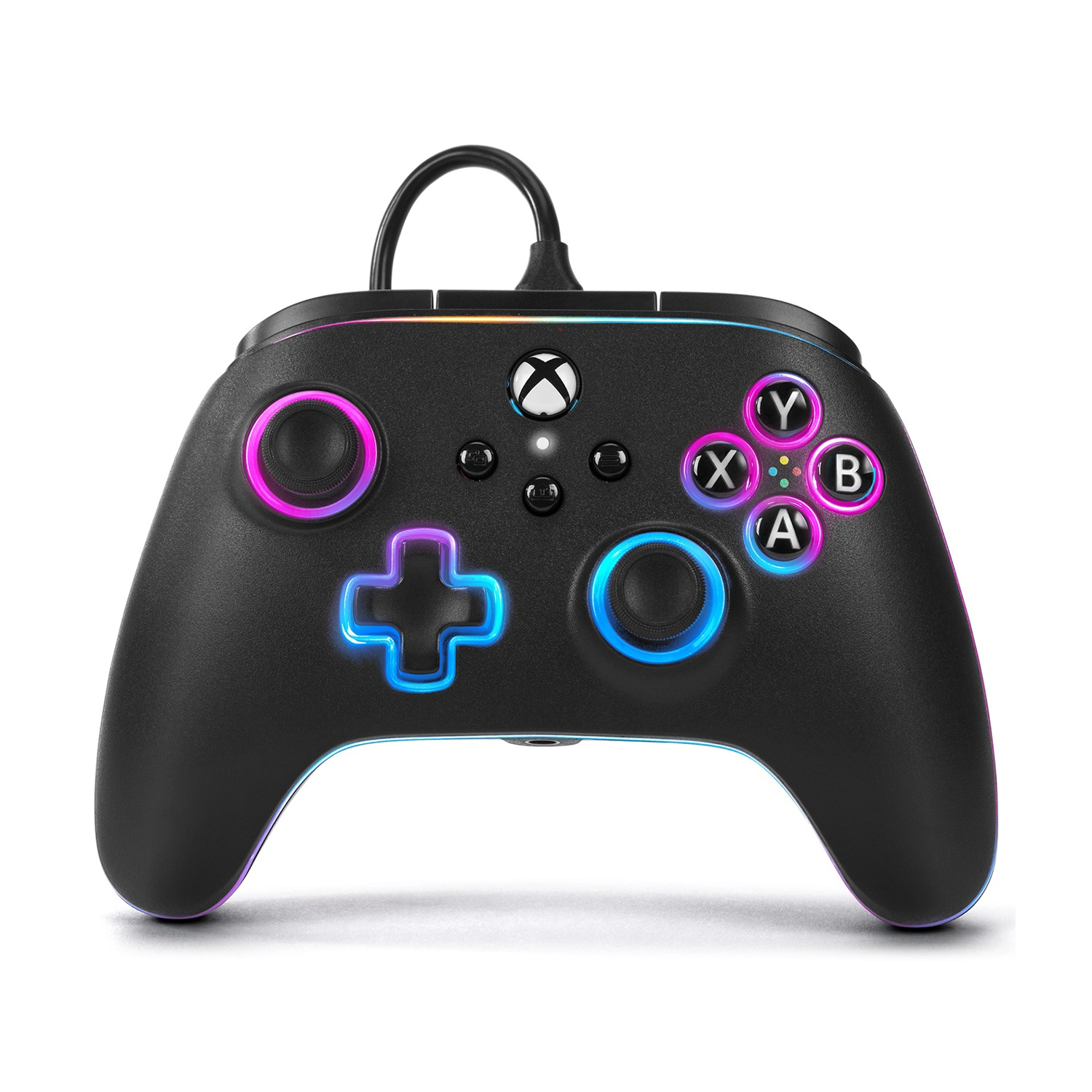 Czarny kontroler do gier z podświetlanymi na niebiesko i różowo akcentami, na białym tle.