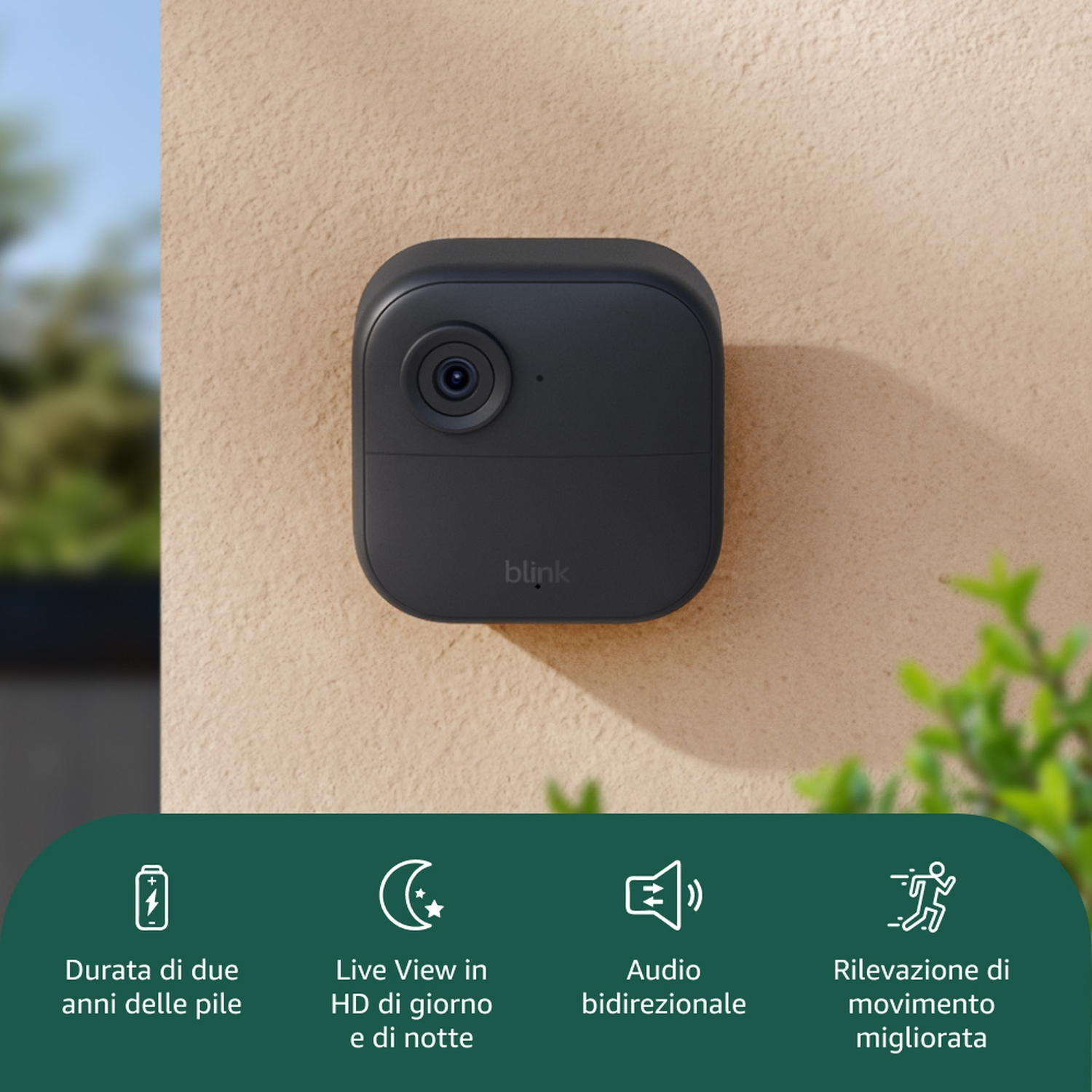 Schwarze Blink-Kamera an einer Wand, mit Funktionen wie Akkulaufzeit, Live-Ansicht und Audio.