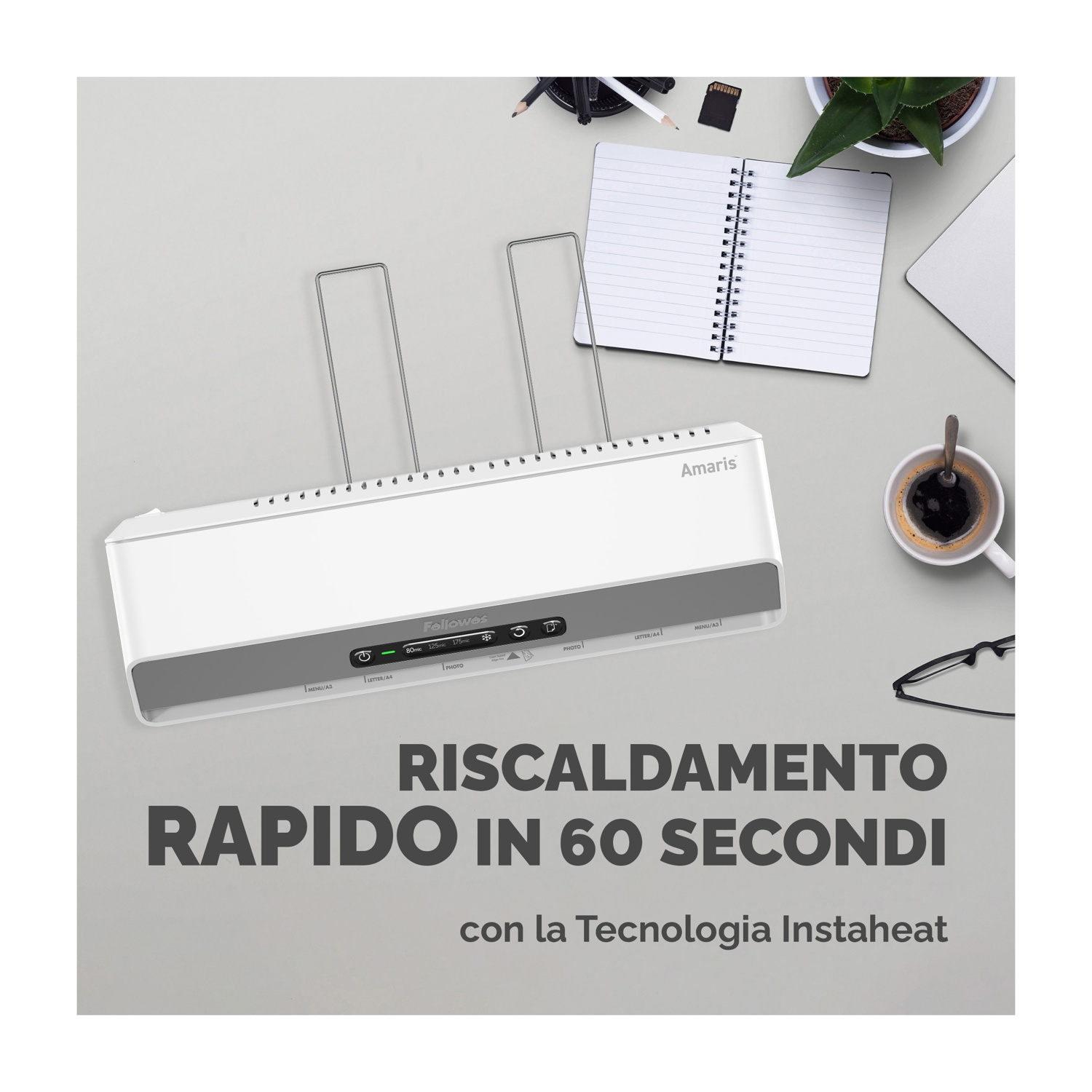 Una plastificatrice bianca con controlli e testo, su una scrivania con articoli d'ufficio.