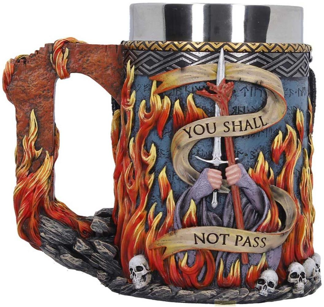 Ein Becher mit Flammen und Totenköpfen, der eine Figur mit einem Schwert zeigt.