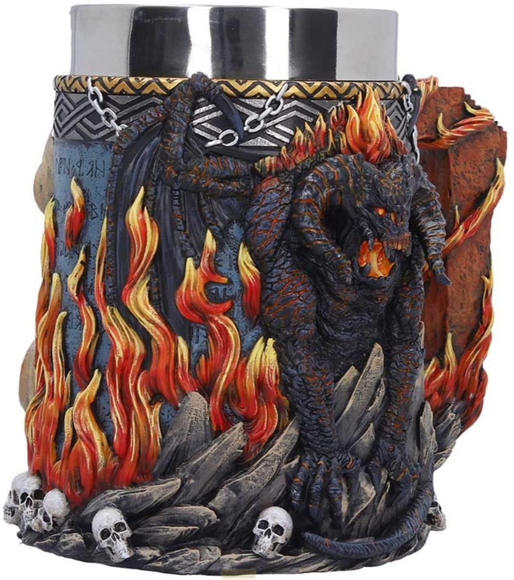 Ein dunkler Drache mit Hörnern und Flammen, umgeben von Totenköpfen und Ketten.