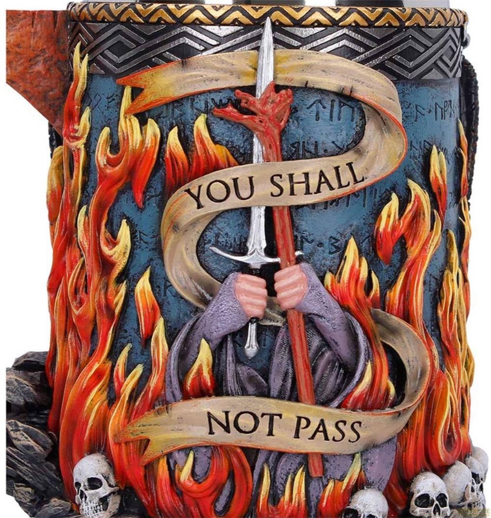 Ein Schwert ragt aus Flammen, gehalten von einem Wesen mit der Aufschrift 'You Shall Not Pass'.