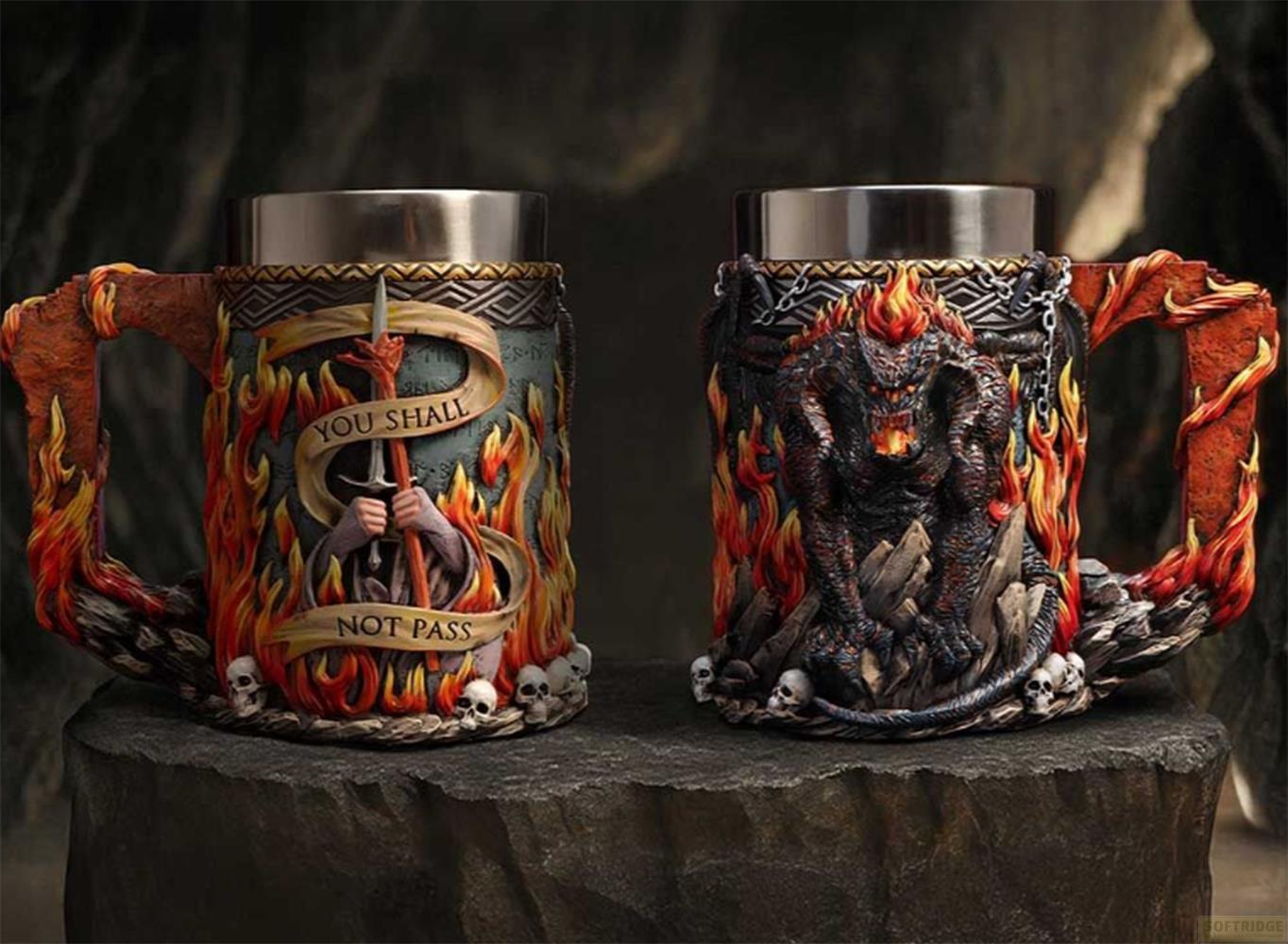 Zwei detaillierte Tassen mit Flammen- und Totenkopfdesign, eine mit Schwert, eine mit Balrog.