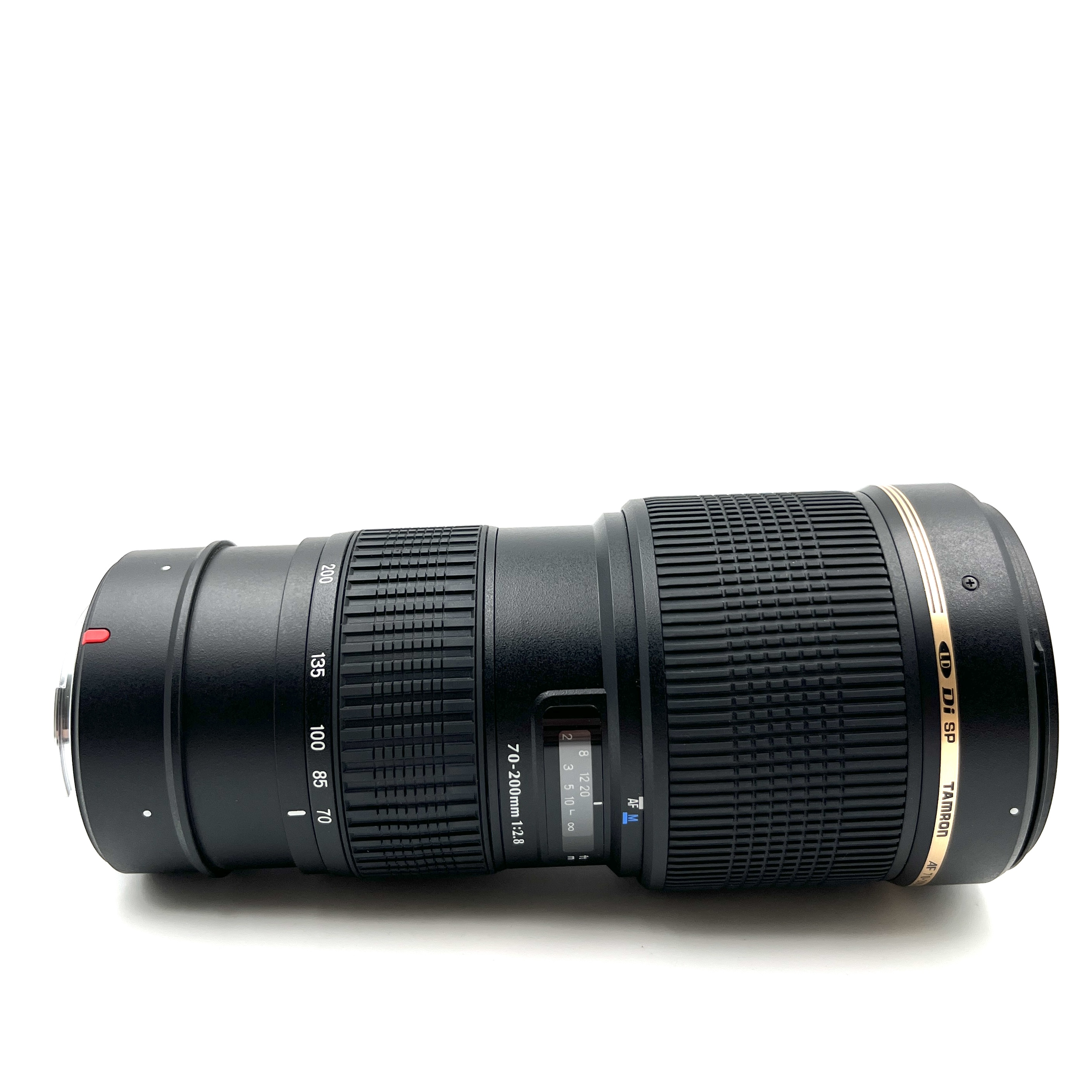 Ein schwarzes Tamron 70-200mm f/2.8 Objektiv auf weißem Hintergrund.