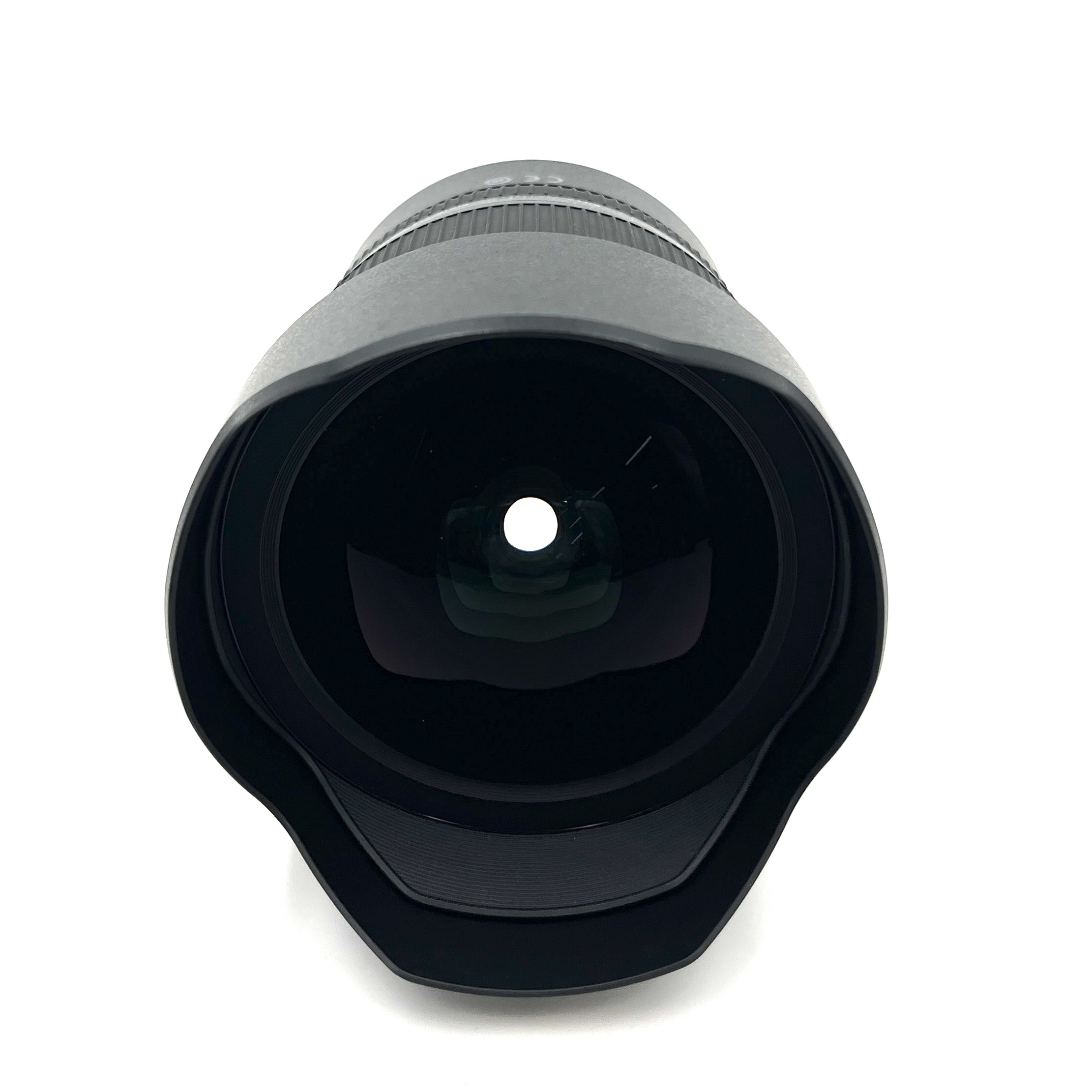 Ein schwarzes Kameraobjektiv mit Gegenlichtblende auf weißem Hintergrund.