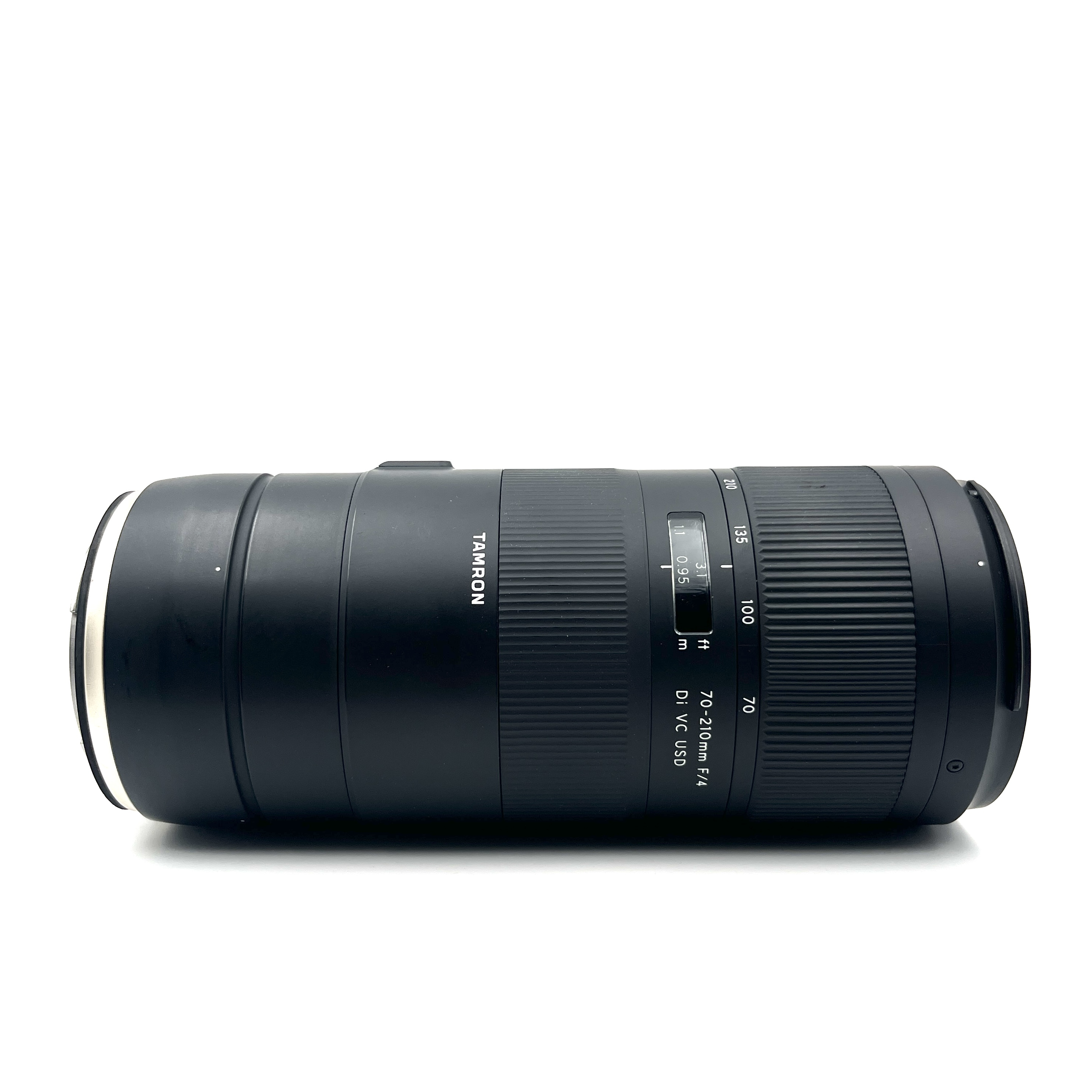 Tamron 70-210mm F/4 Objektiv mit Fokus- und Zoomringen auf weißem Hintergrund.