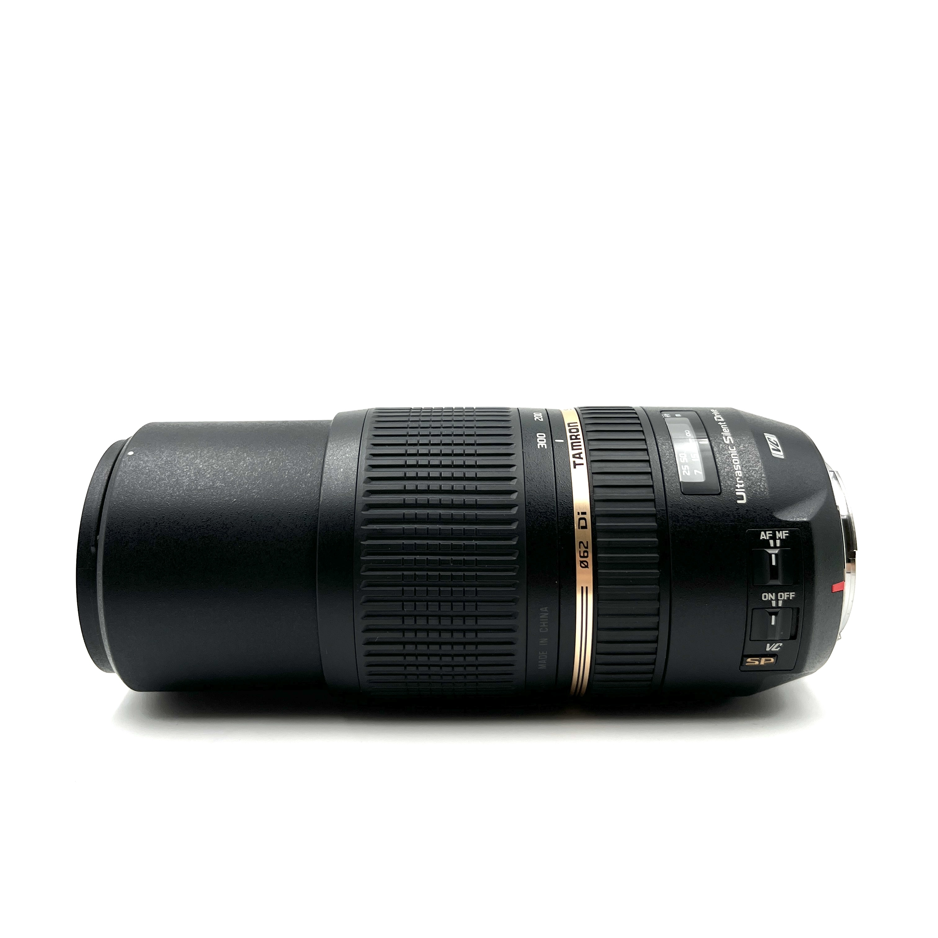 Schwarzes Tamron Objektiv mit Zoomring, Fokus- und AF/MF-Schaltern.