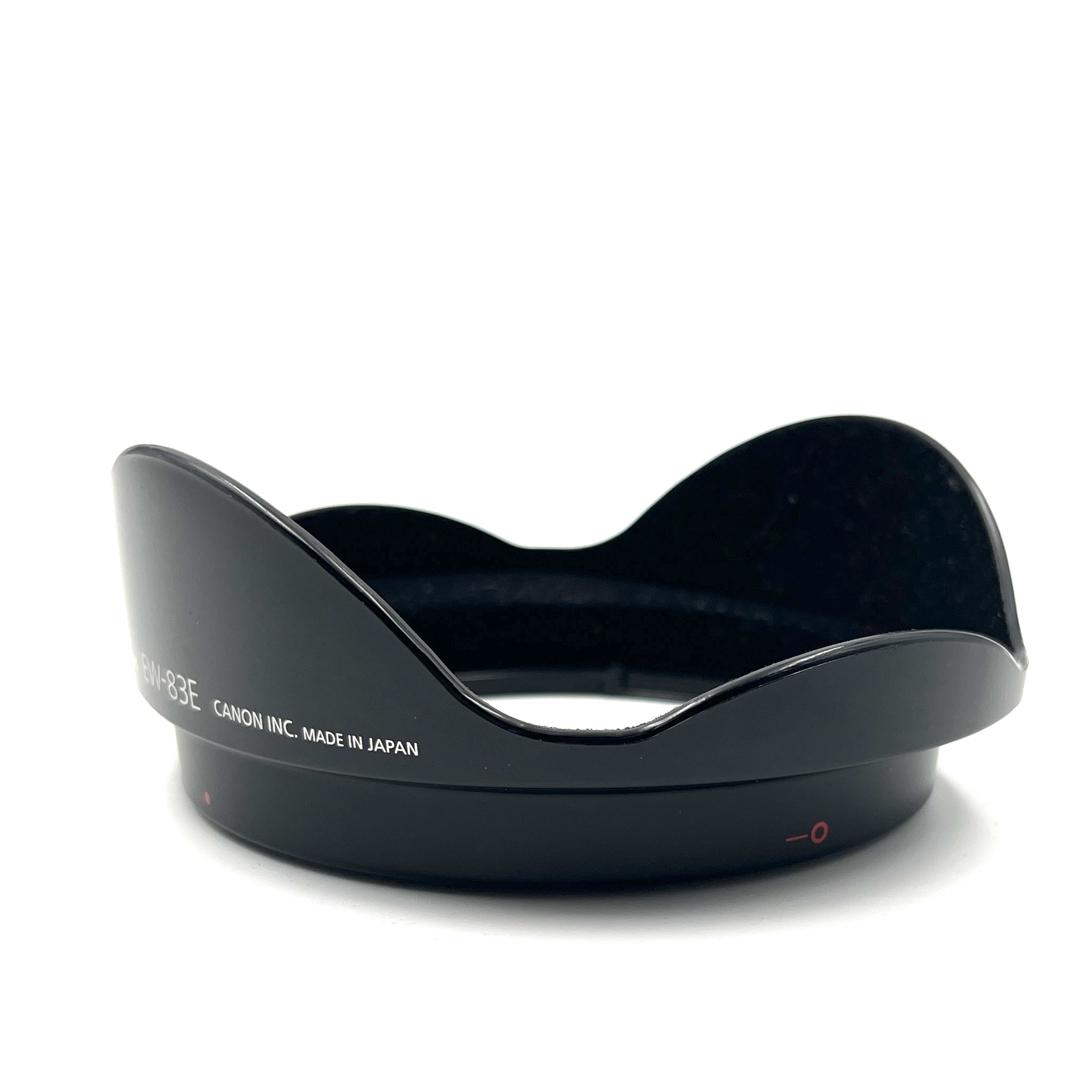 Czarna osłona przeciwsłoneczna EW-83E z tworzywa sztucznego, wyprodukowana w Japonii.