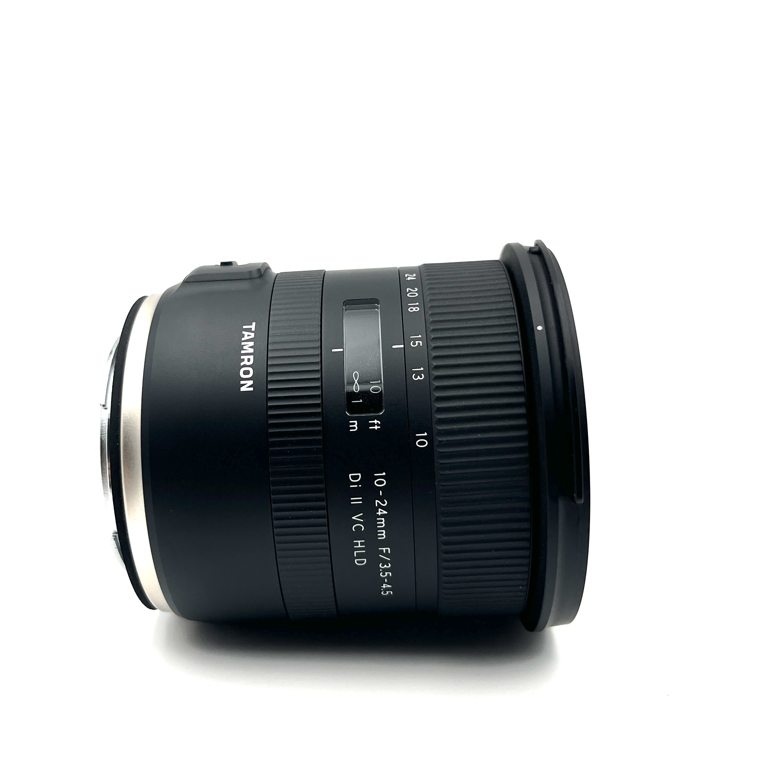 Tamron 10-24mm Objektiv auf weißem Hintergrund mit Fokus- und Zoomringen.