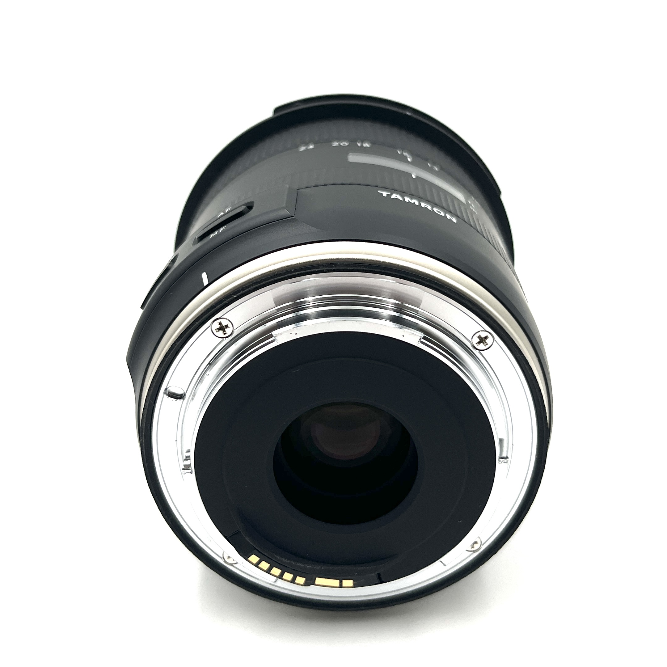 Nahaufnahme eines schwarzen Tamron-Objektivs mit silbernen Kontakten und Zoommarkierungen.