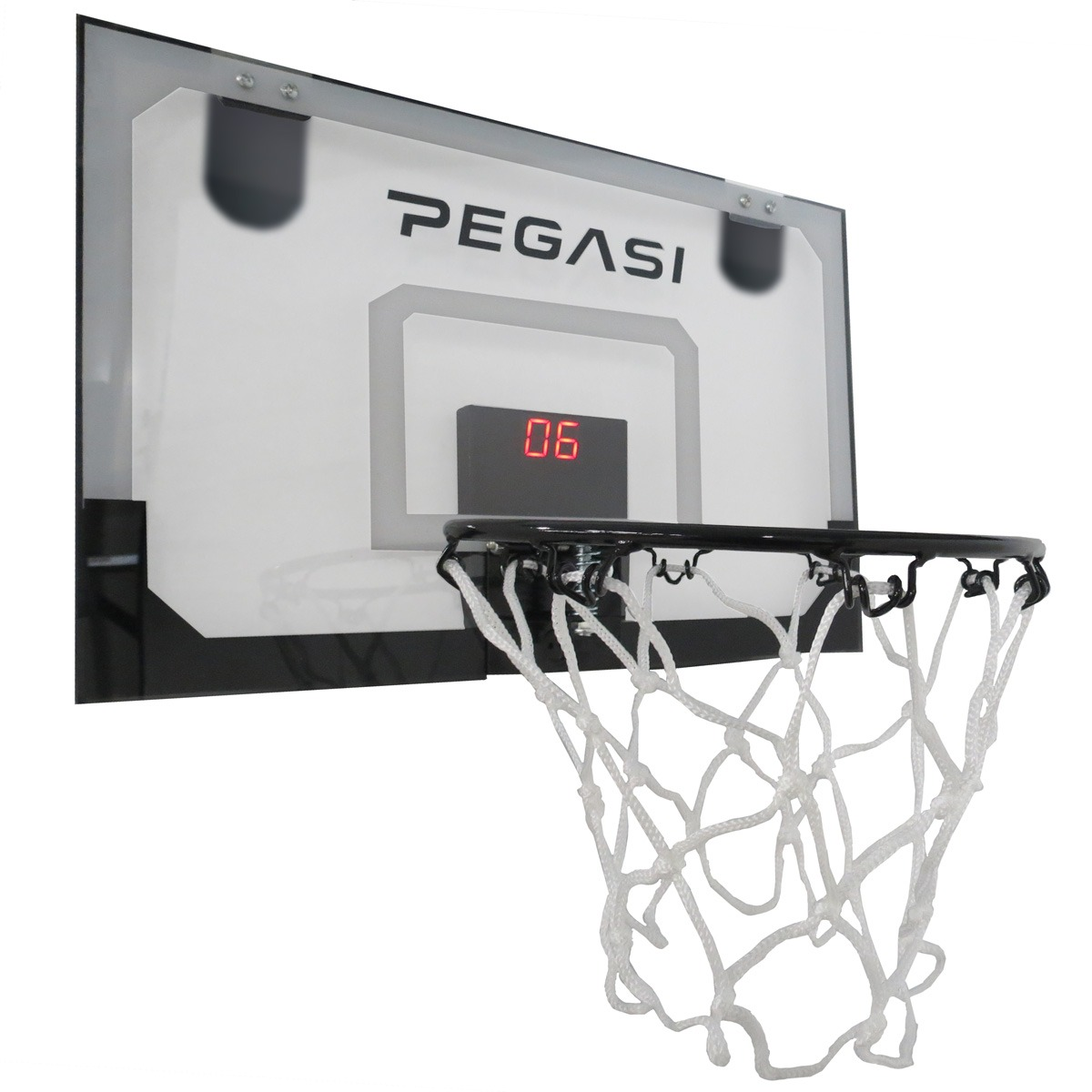 Een basketbalring met een wit net en een scorebord met het getal 06.