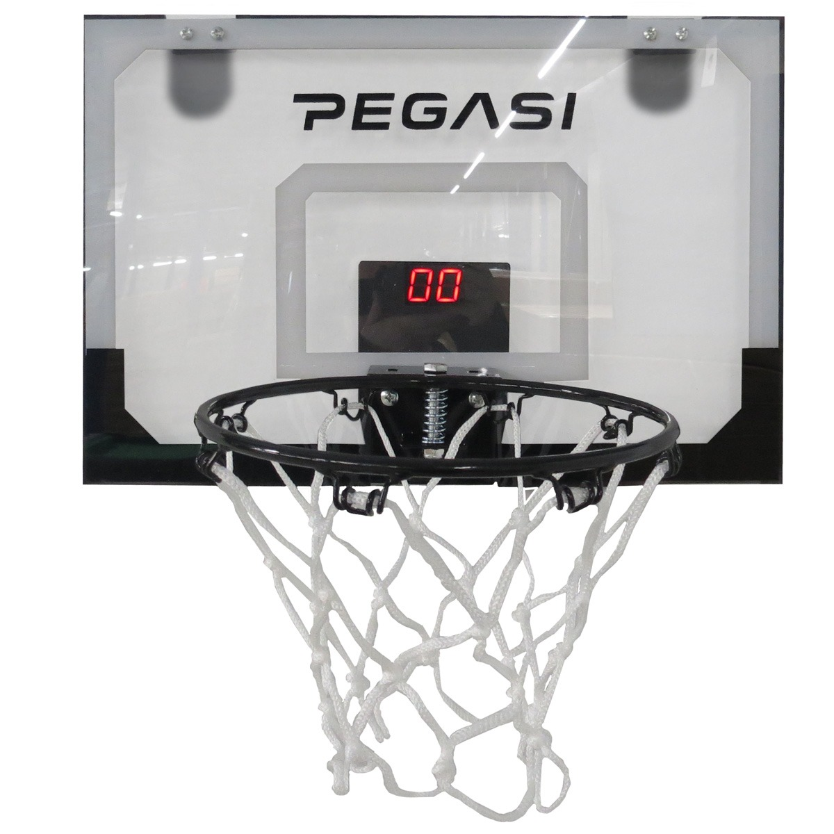 Een basketbalring met zwarte rand, wit net en een wit bord met een rode digitale weergave.