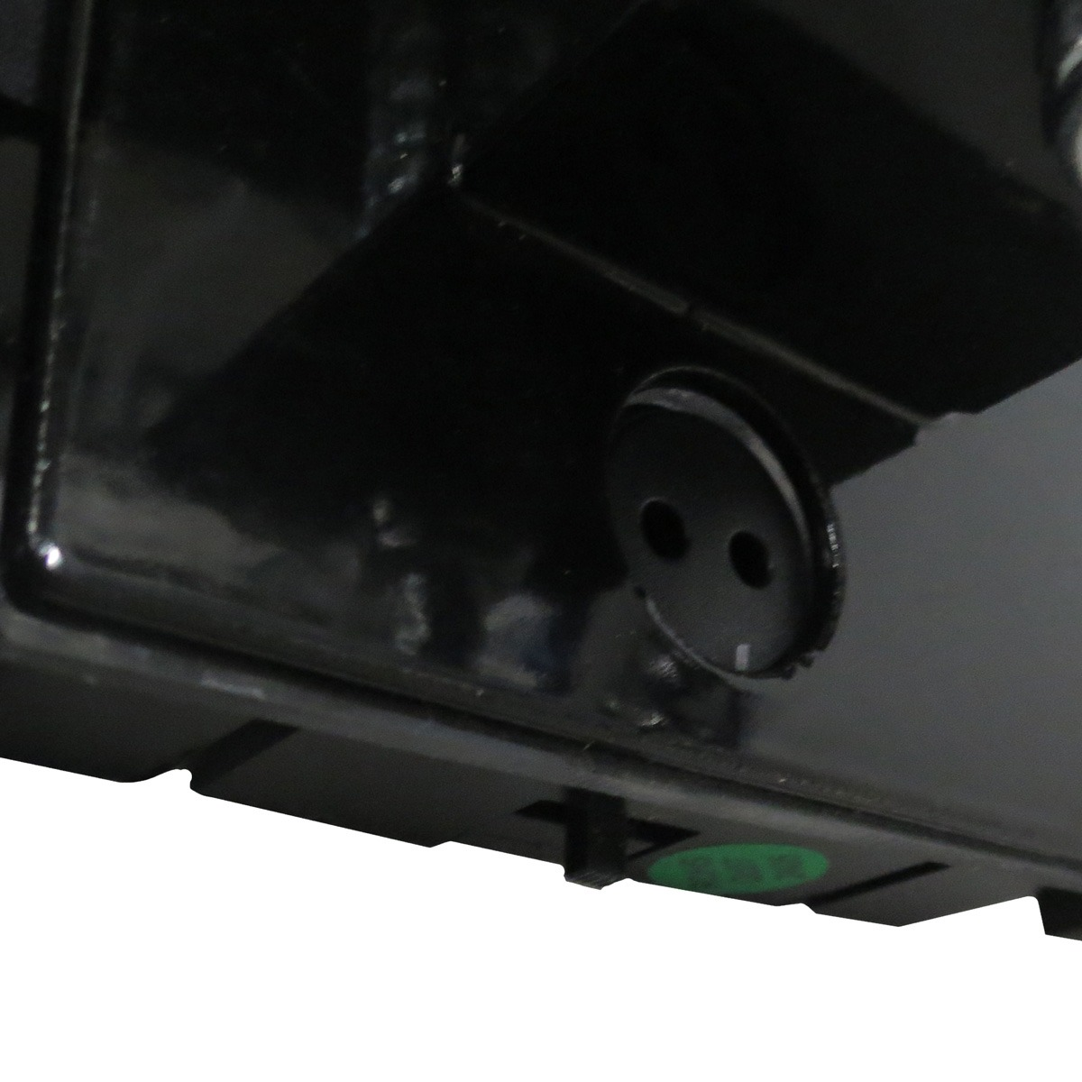 Een zwarte connector met twee ronde gaten op een zwart apparaat.