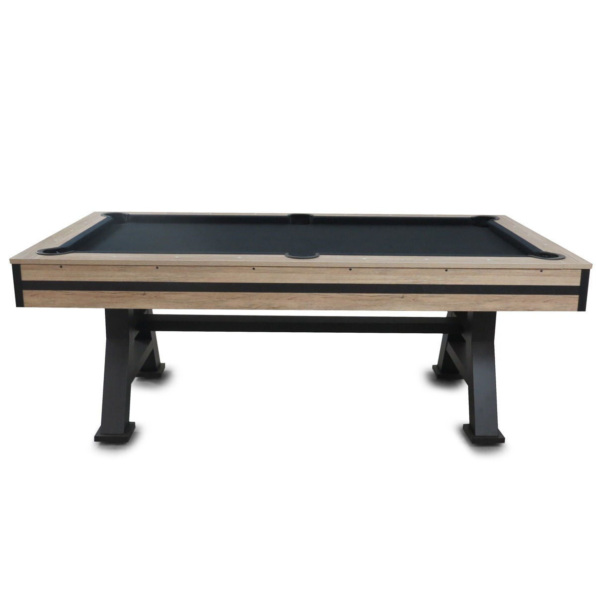 Een moderne biljarttafel met een licht houten frame en zwart vilt.