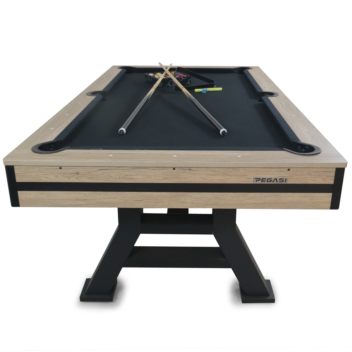Een pooltafel met zwart vilt, twee keus en ballen in een driehoek rek.