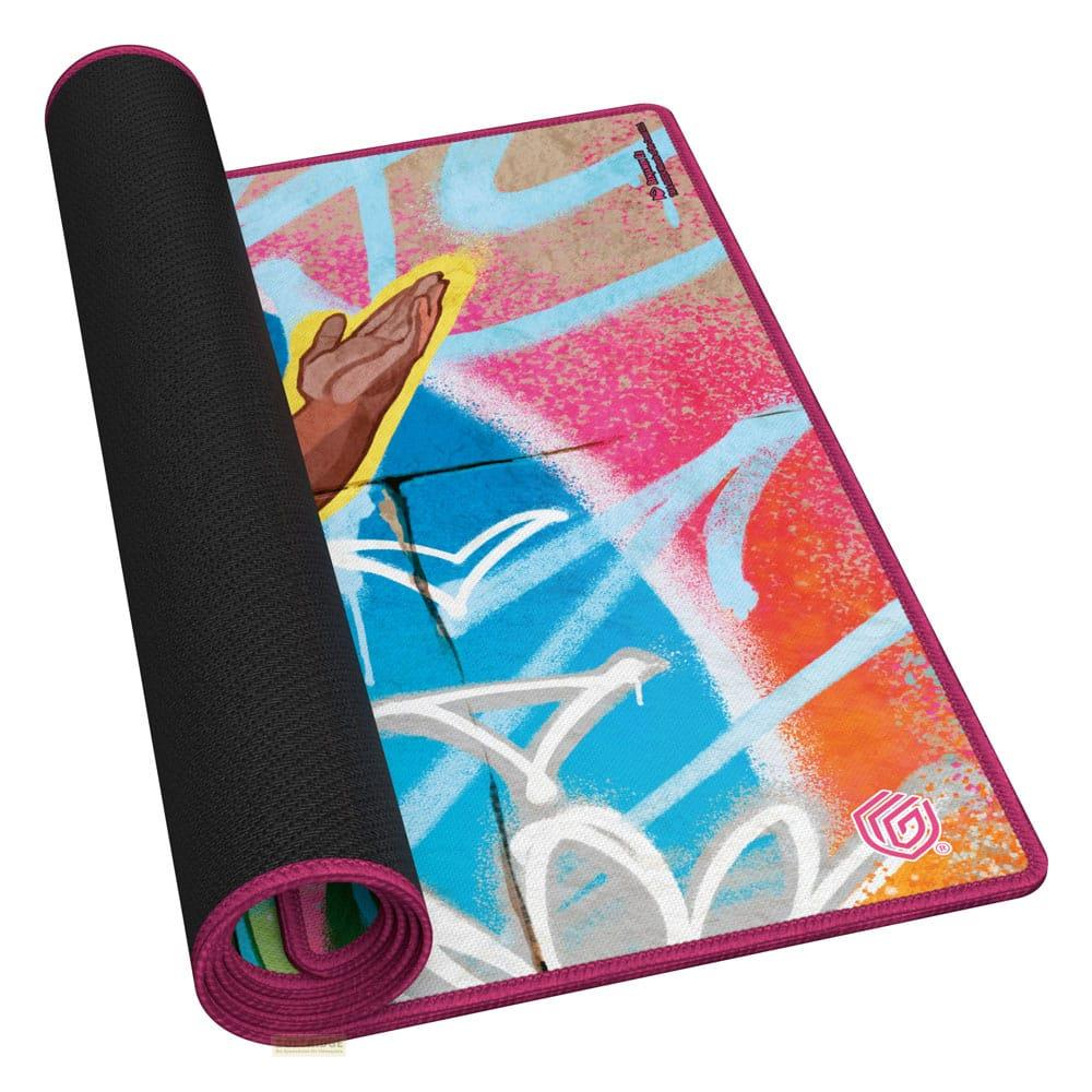 Eine aufgerollte Mausmatte mit Graffiti-Design in Blau, Pink und Orange.