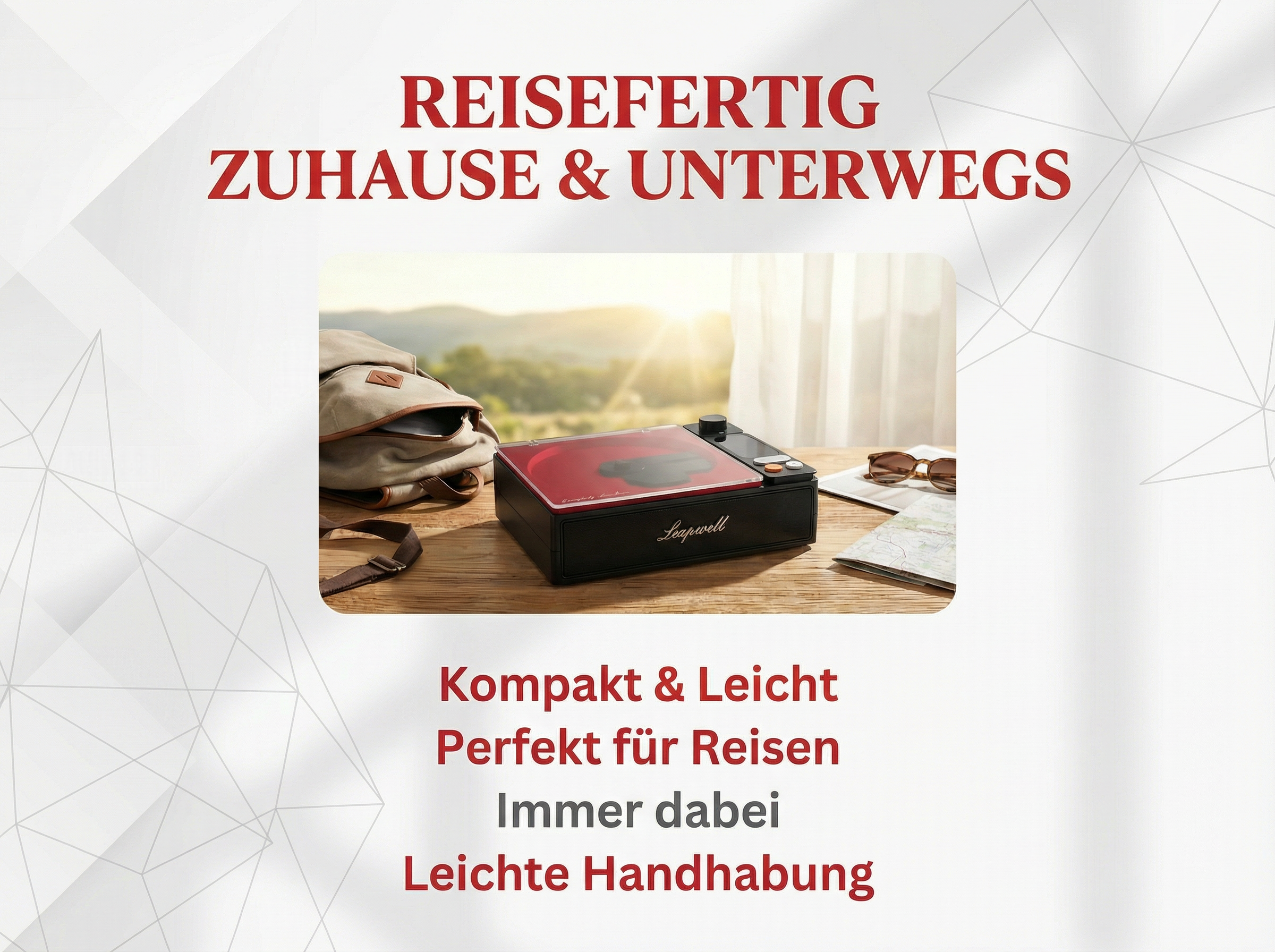 Reisefertiger Plattenspieler mit Tasche, Sonnenbrille und Karte auf Holztisch.