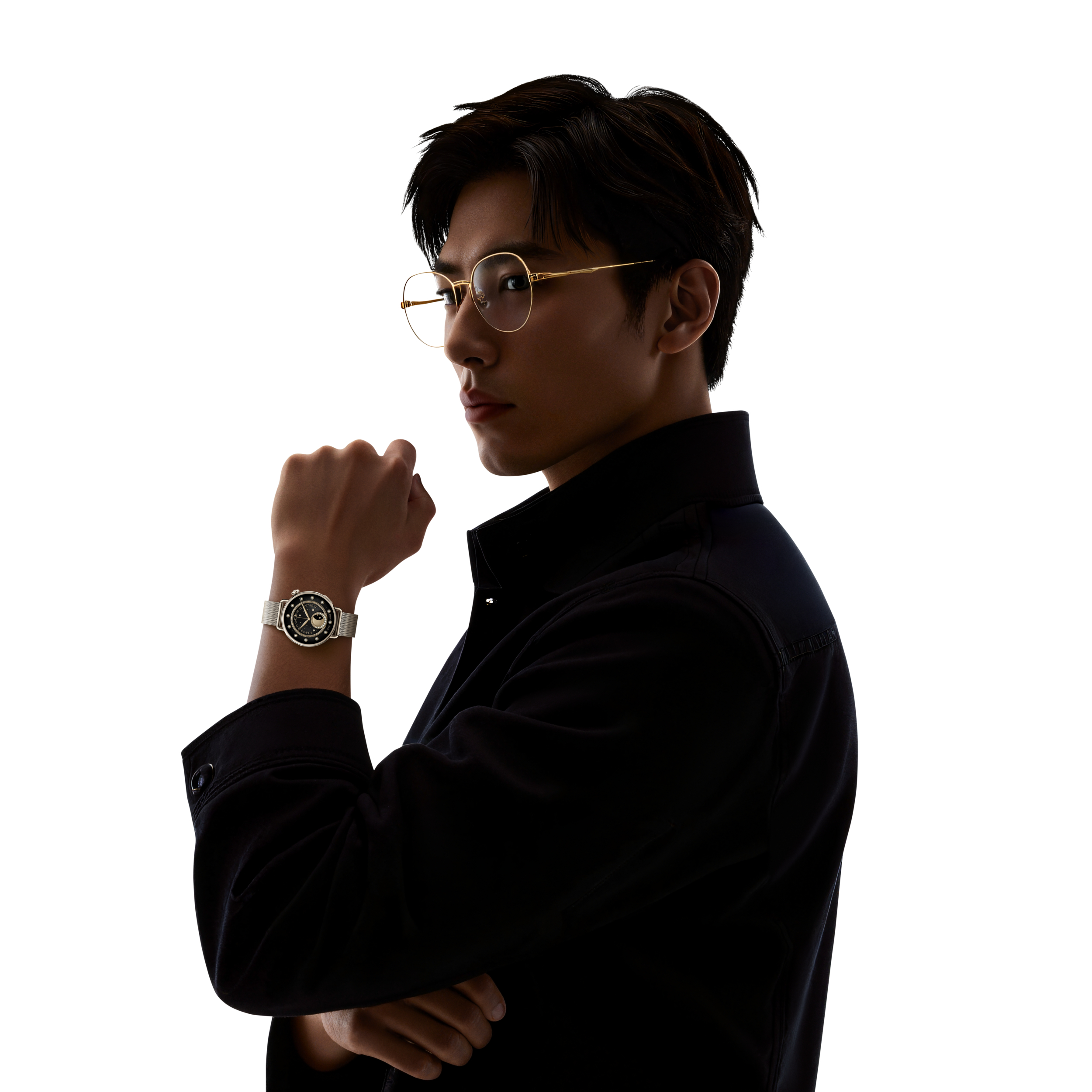 Mężczyzna w okularach i zegarku patrzy w lewo. Ciemne ubranie.