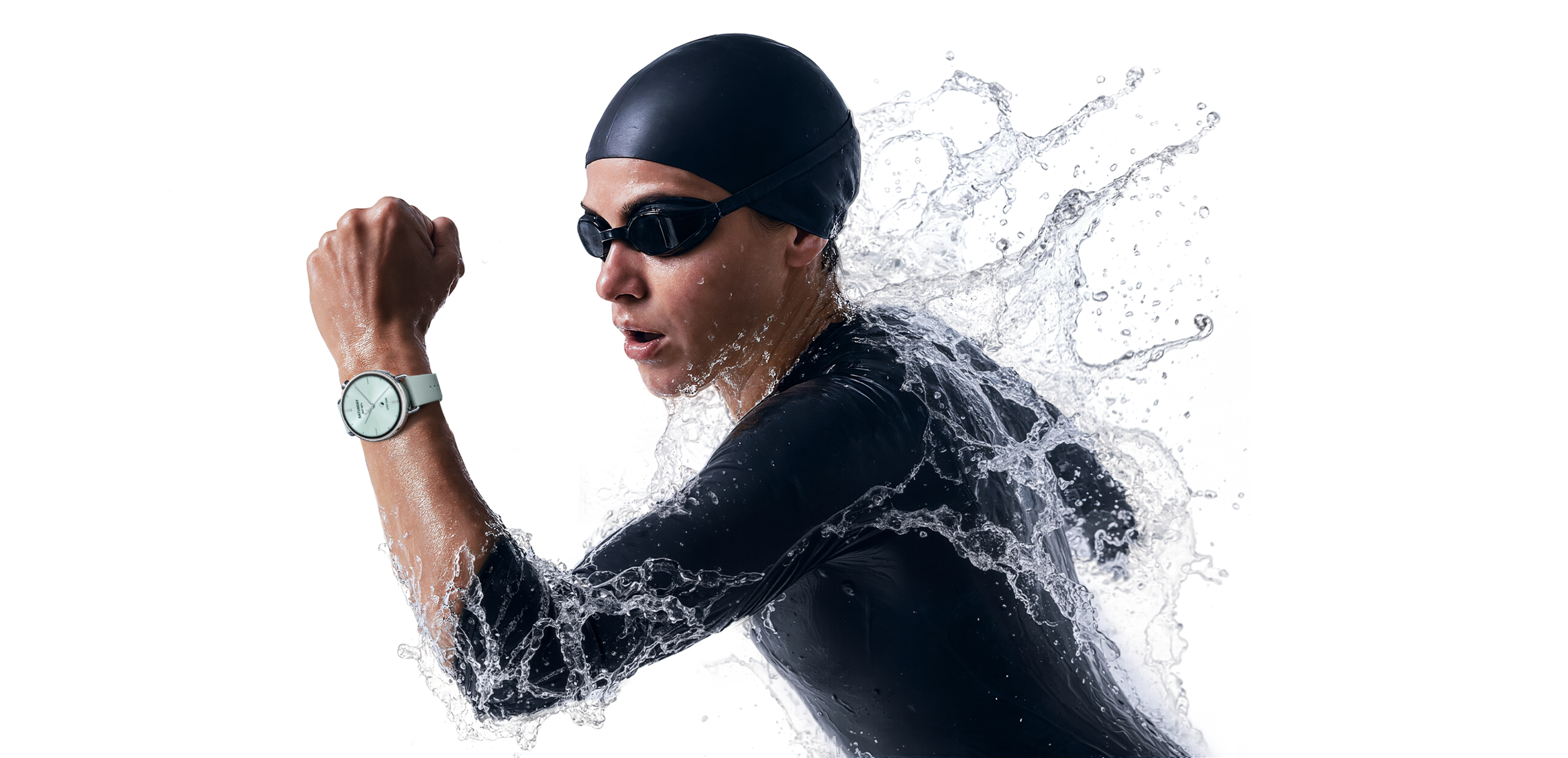 Pływaczka w czarnym stroju, z czepkiem i goglami, oblana wodą.