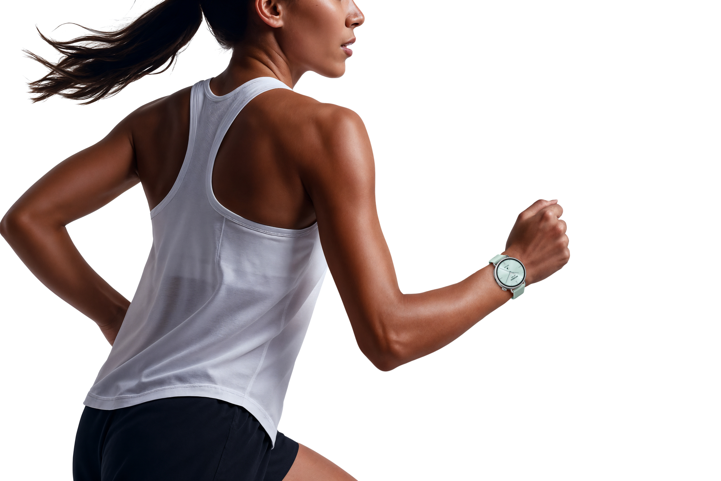 Kobieta w białej koszulce i czarnych szortach biegnie z zegarkiem.