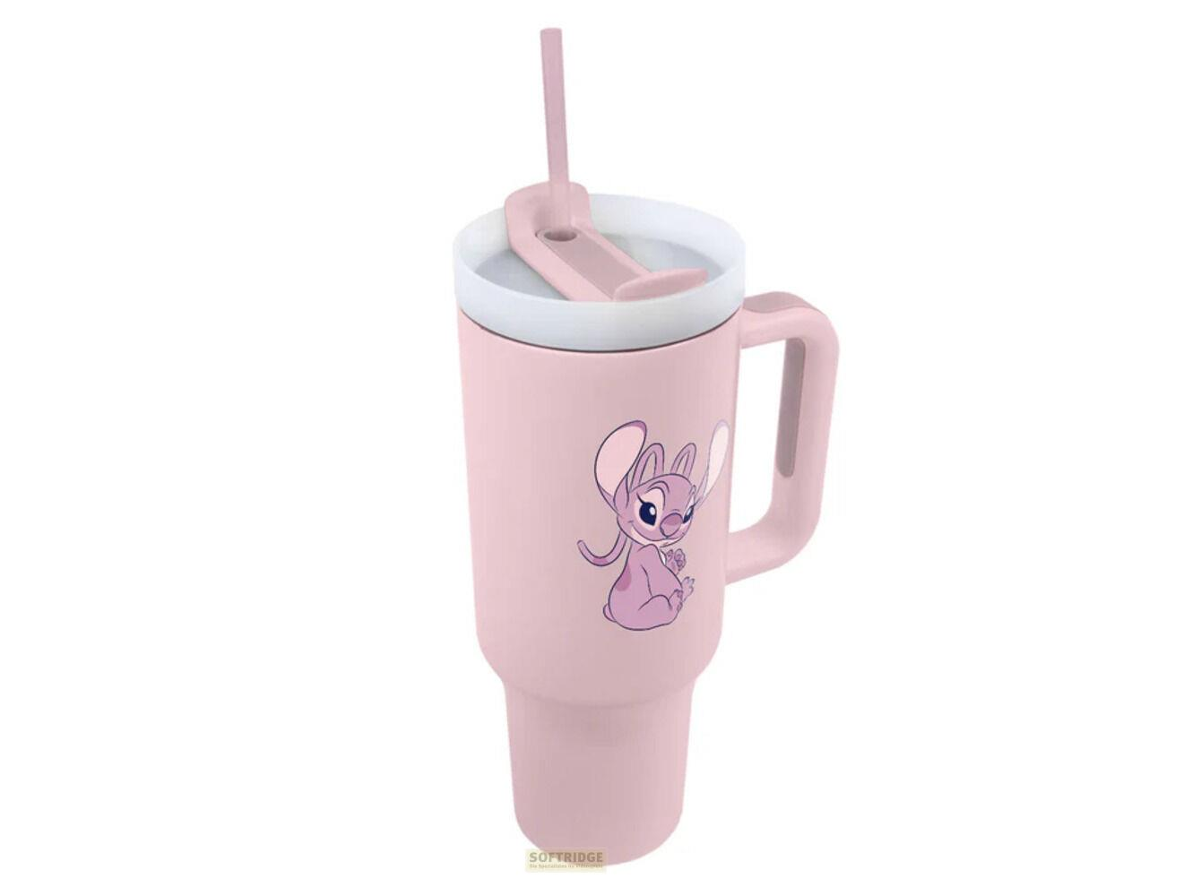 Un vaso rosa claro con Angel de Lilo & Stitch y una pajita rosa.