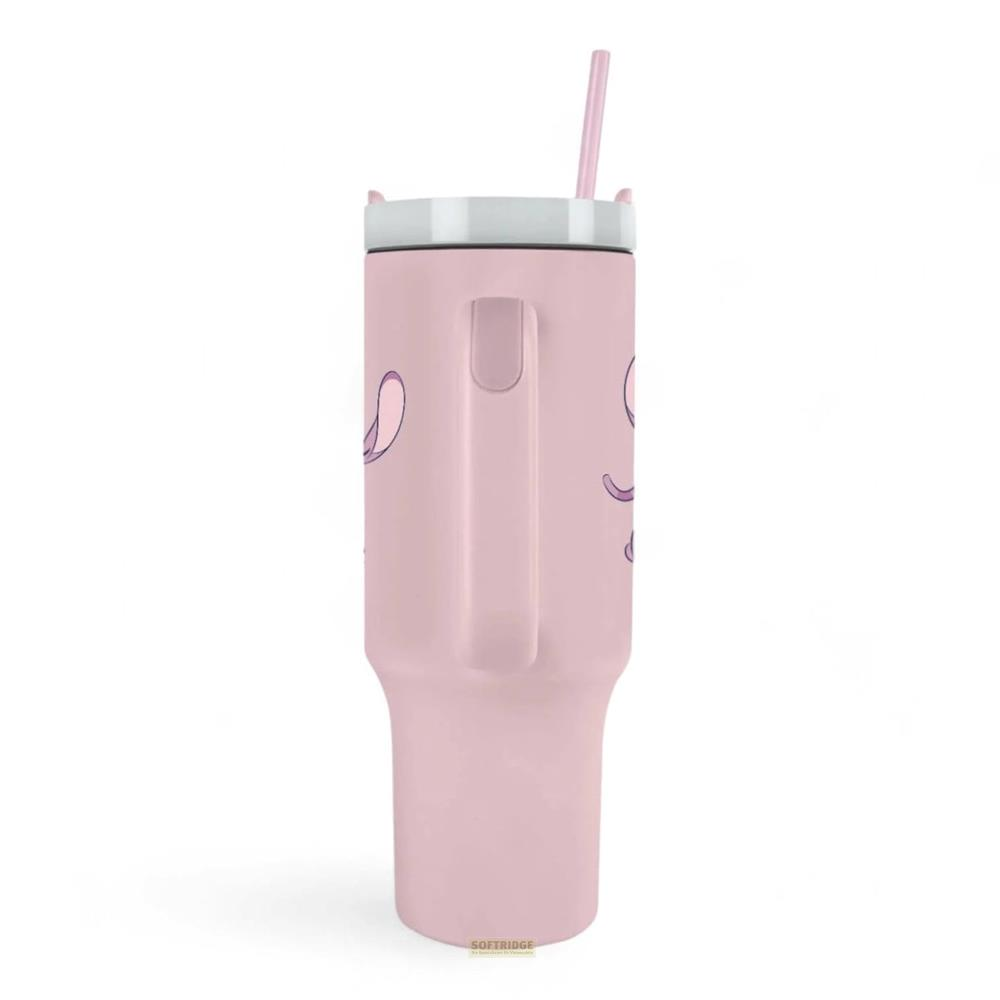 Un vaso rosa con asa y diseño morado. Una pajita sobresale de la tapa.