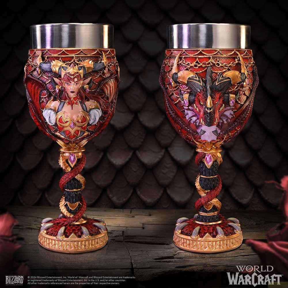 Zwei detailreiche Kelche mit Fantasy-Figuren und Drachenmotiven auf dunklem Hintergrund.