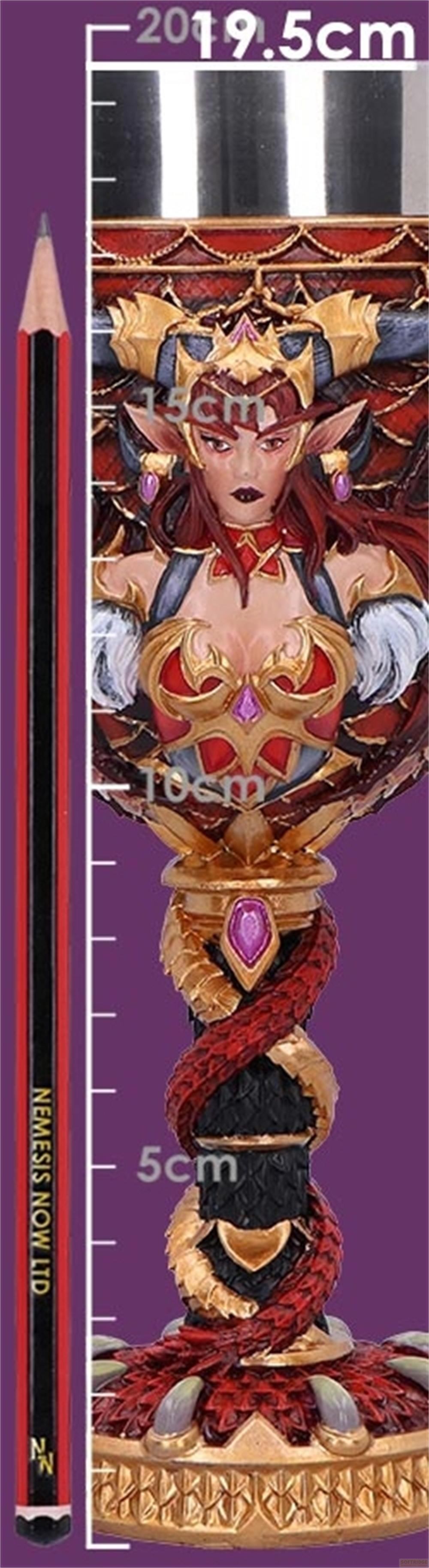 Detail einer Fantasy-Figur mit roten Haaren, goldener Rüstung und lila Edelsteinen.