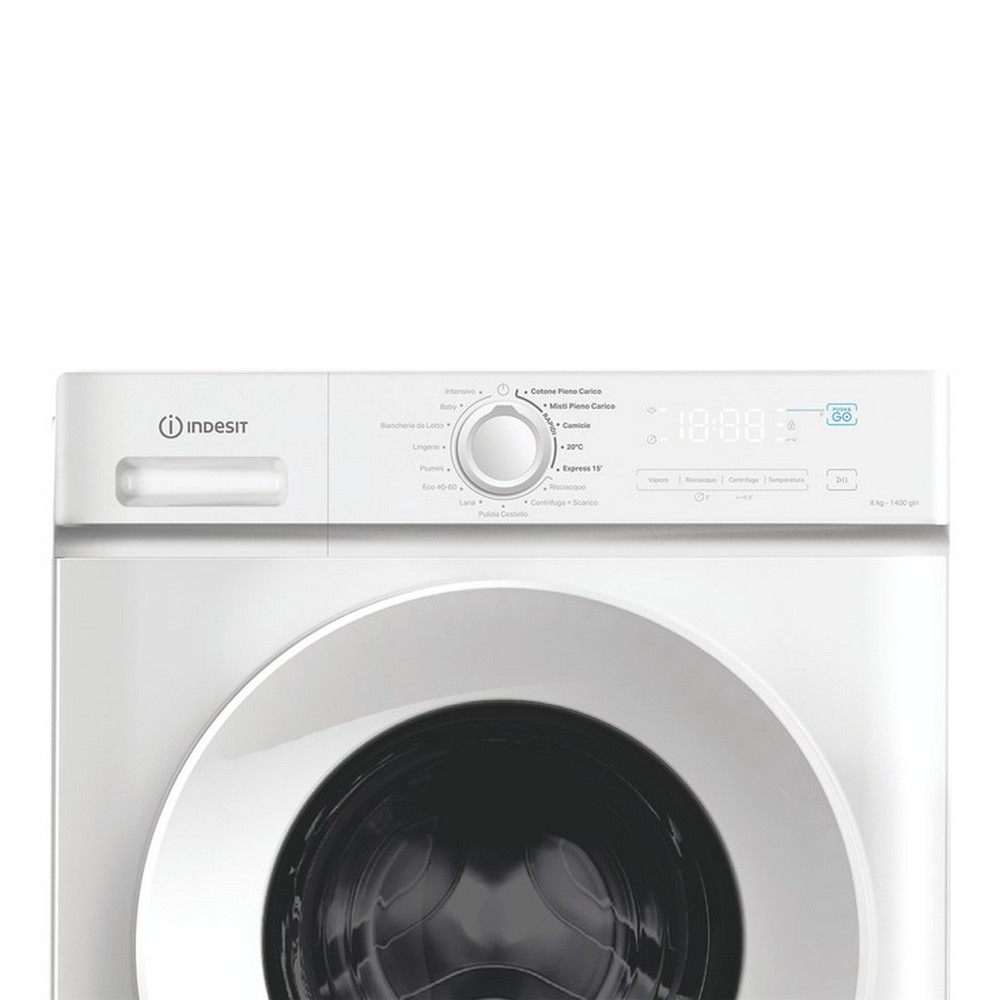 Vista frontale di una lavatrice Indesit bianca con pannello comandi e oblò.