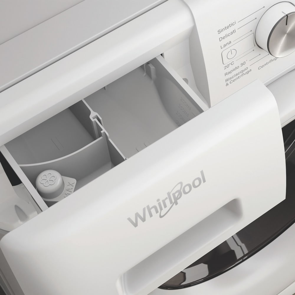 Cassetto detersivo bianco lavatrice con tacche di misurazione e logo Whirlpool.