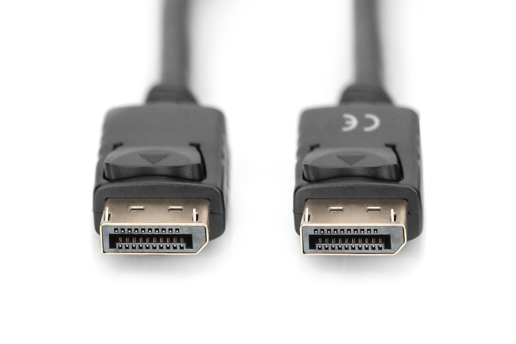 Deux connecteurs de câble DisplayPort noirs avec marquage CE sur fond blanc.