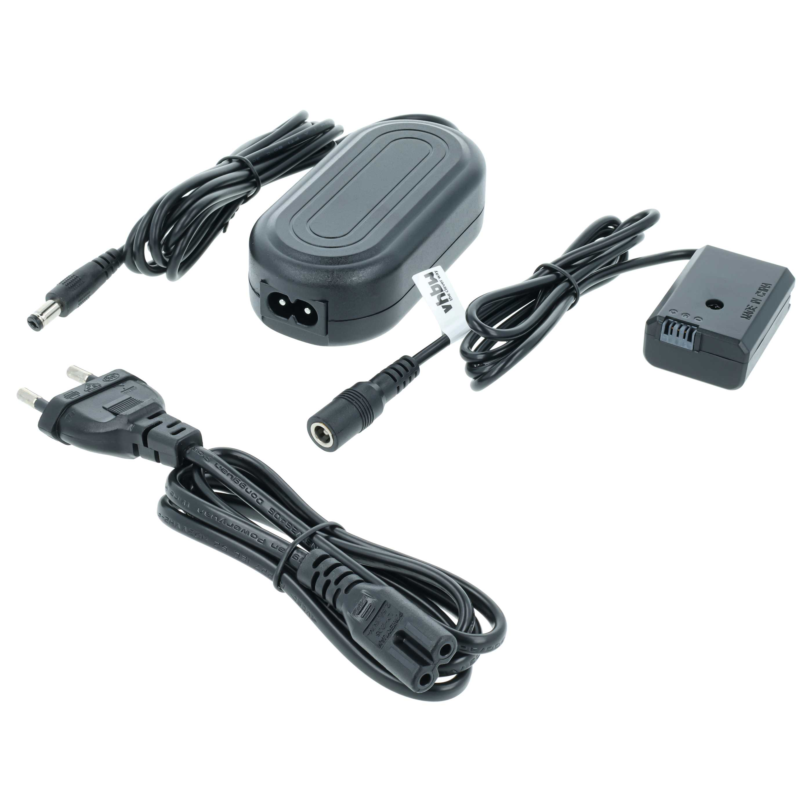 Schwarze Netzteile und Kabel mit verschiedenen Steckern liegen auf weißem Grund.
