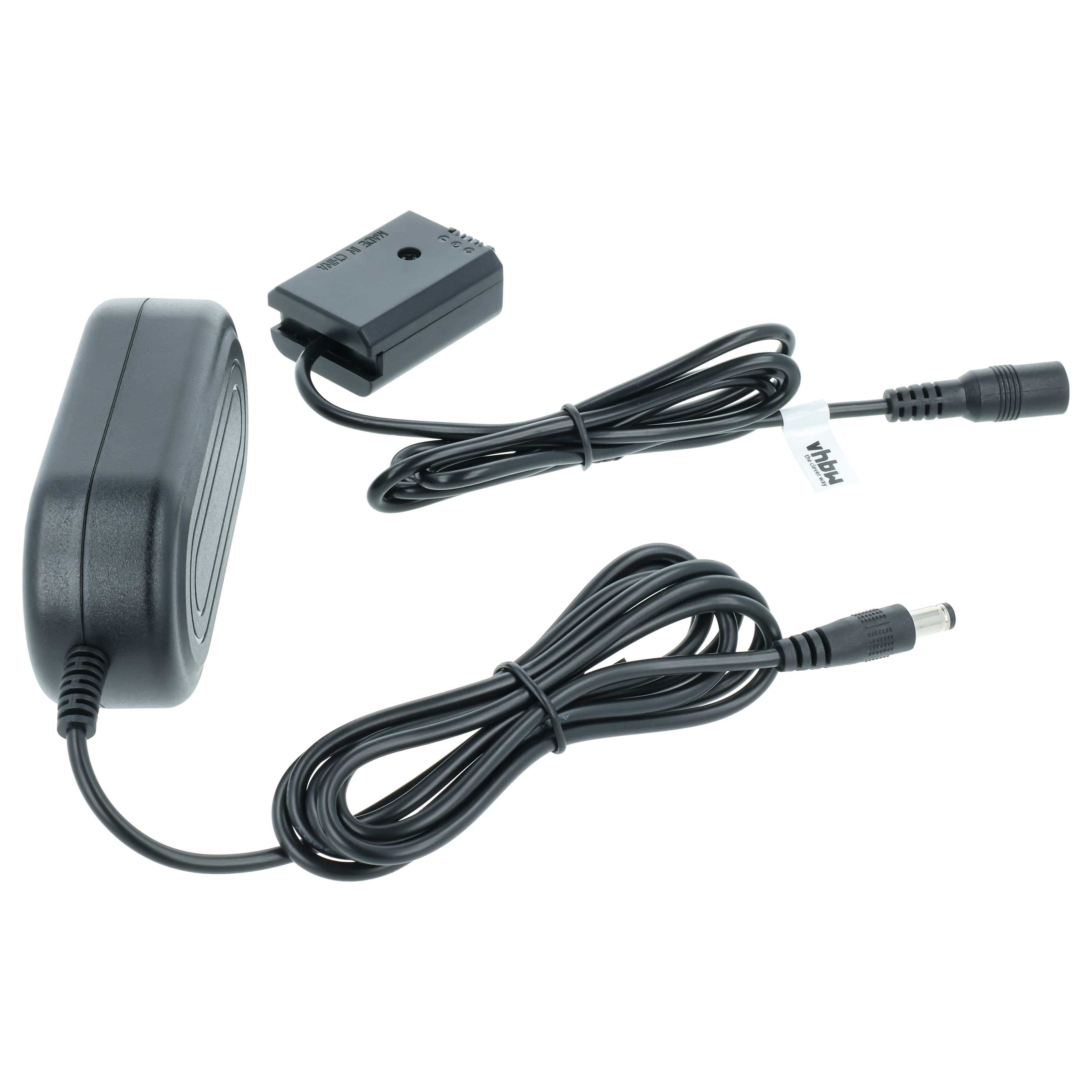 Schwarzes Netzteil mit zwei Kabeln und einem Adapter auf weißem Hintergrund.