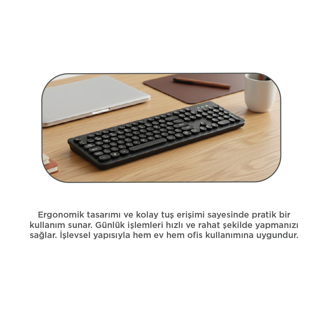 Ahşap masa üzerinde dizüstü bilgisayar, not defteri ve kupa ile siyah klavye.