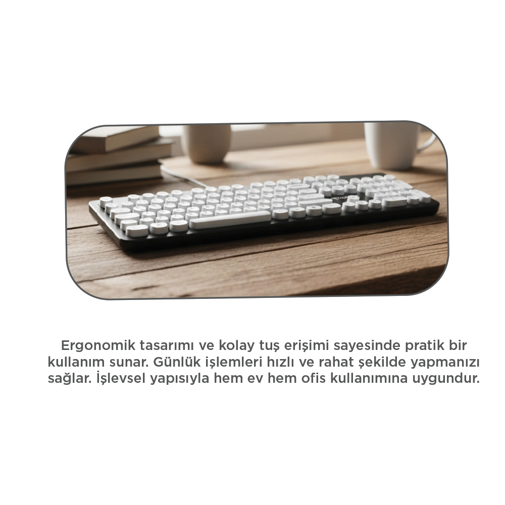 Ahşap bir masada duran beyaz klavye, arkada kitaplar ve fincanlar.