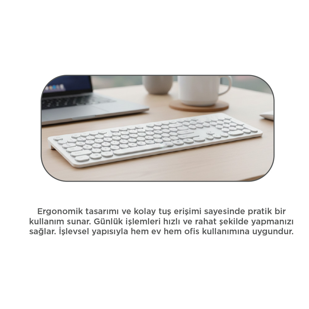 Beyaz bir klavye ve dizüstü bilgisayar ahşap masada.