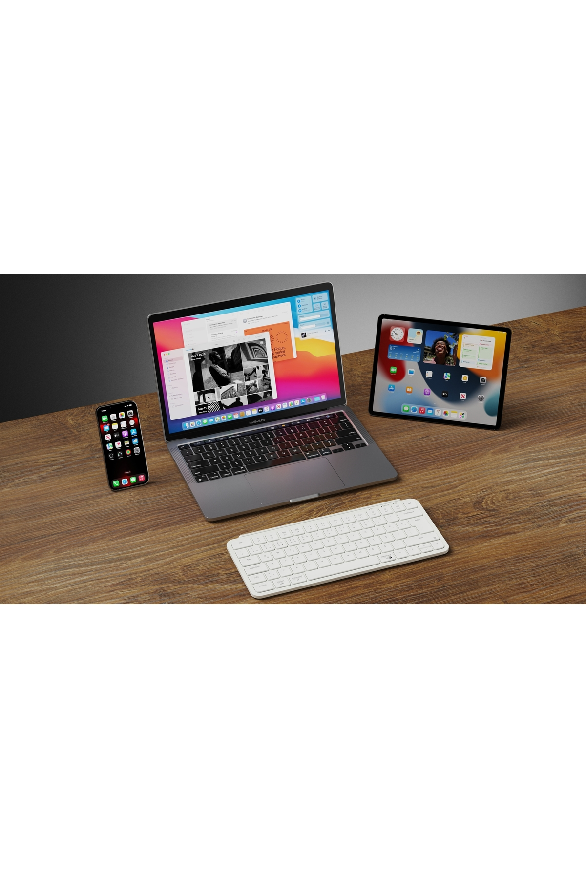 Uygulamalar açık dizüstü bilgisayar, tablet ve ahşap masada klavye.