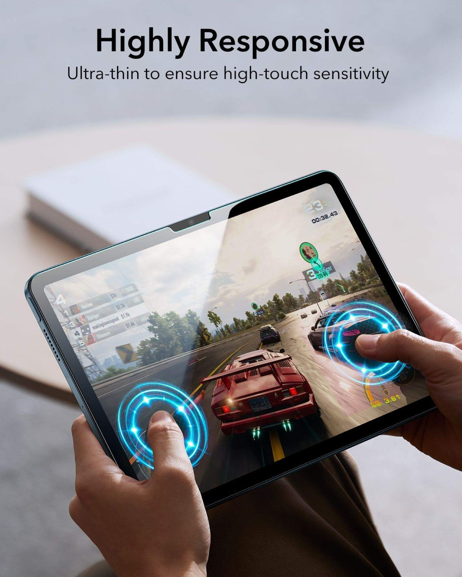 Persona gioca a un gioco di corse automobilistiche su tablet con cerchi tattili.