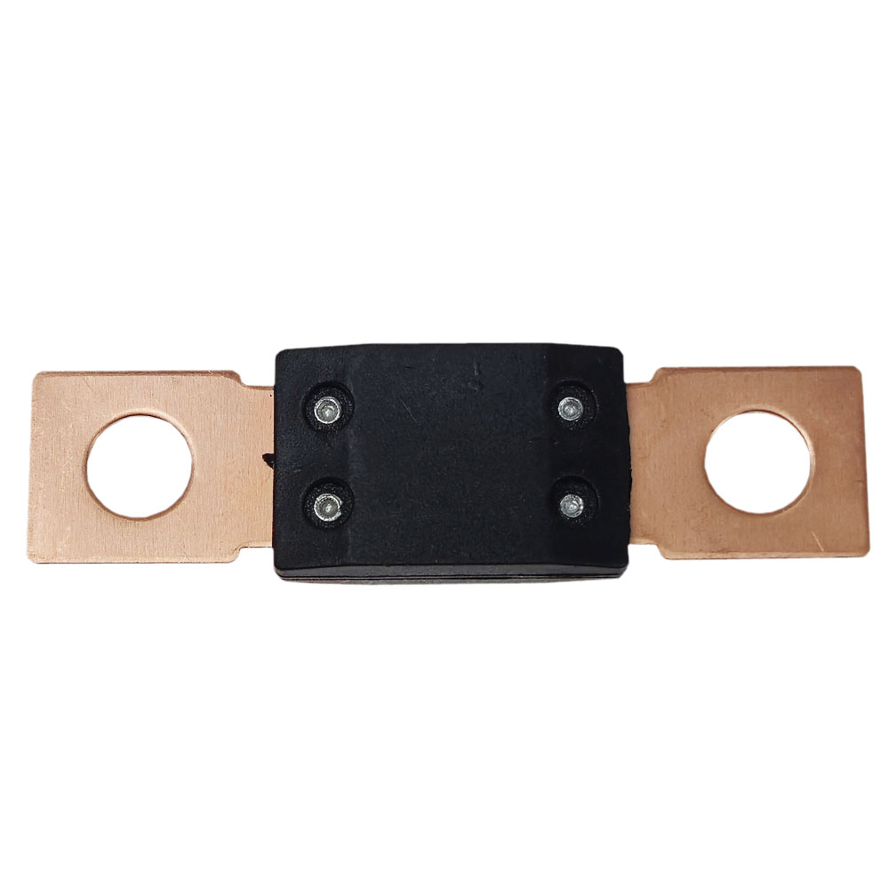 Czarny uchwyt bezpiecznika z miedzianymi zaciskami i śrubami na białym tle.