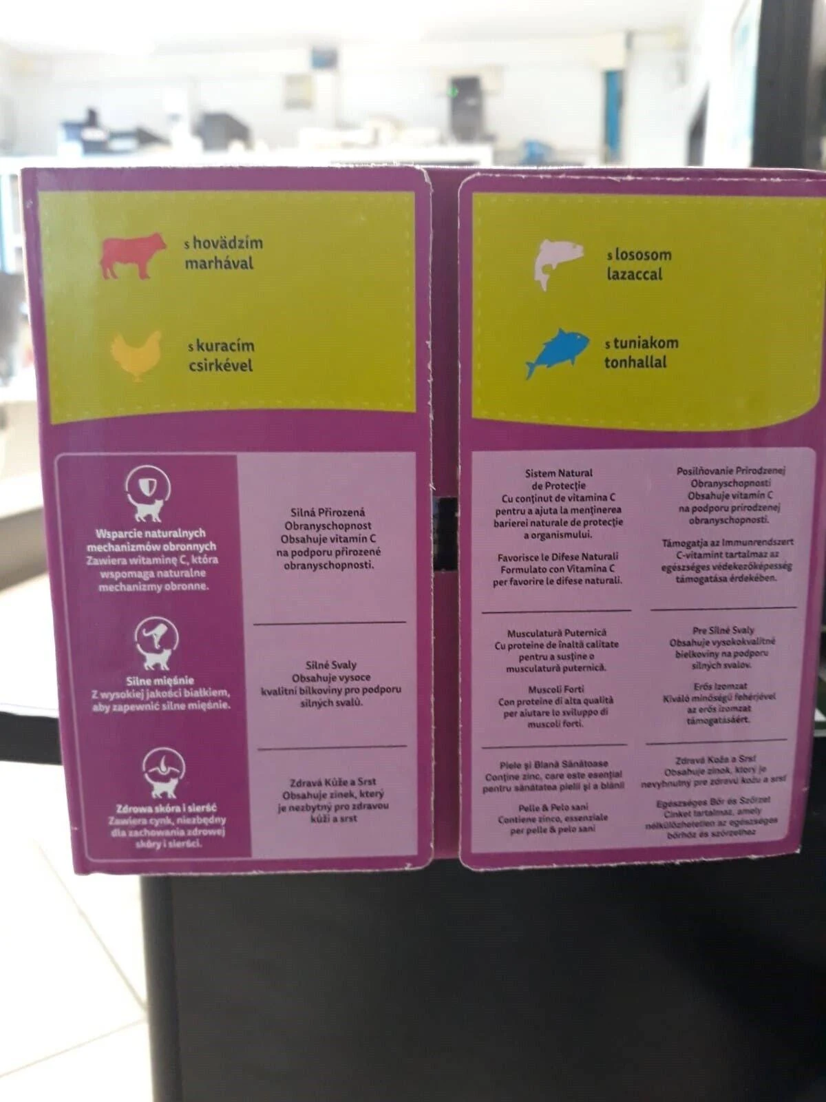 Opakowanie z ikonami zwierząt i tekstem wielojęzycznym.