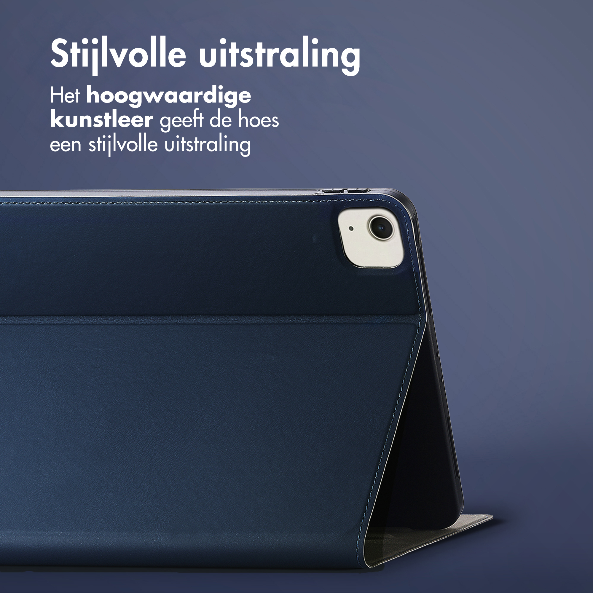 Donkerblauwe tablethoes met camera-uitsparing, op blauwe achtergrond.